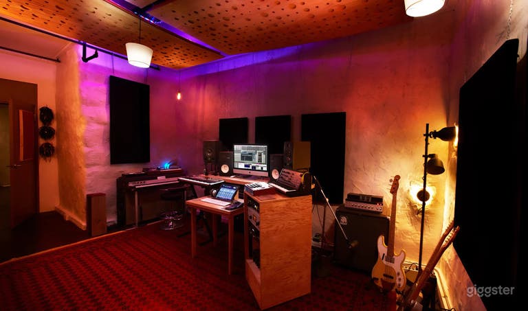  Estudio de producción íntimo con acústica de clase mundial 