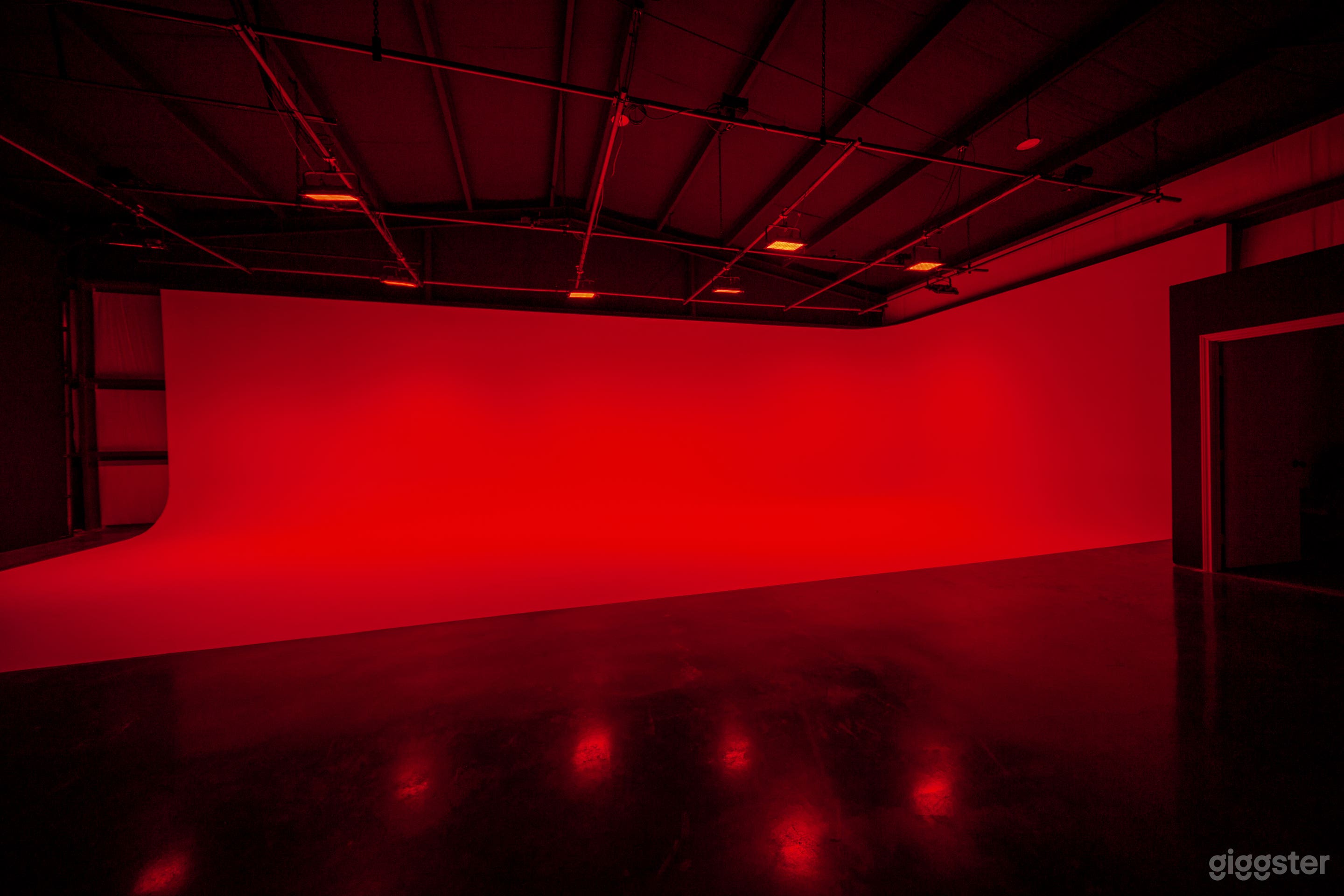 Creative Studio Space with Large Cyclorama Wall & Light Grid Photo 4