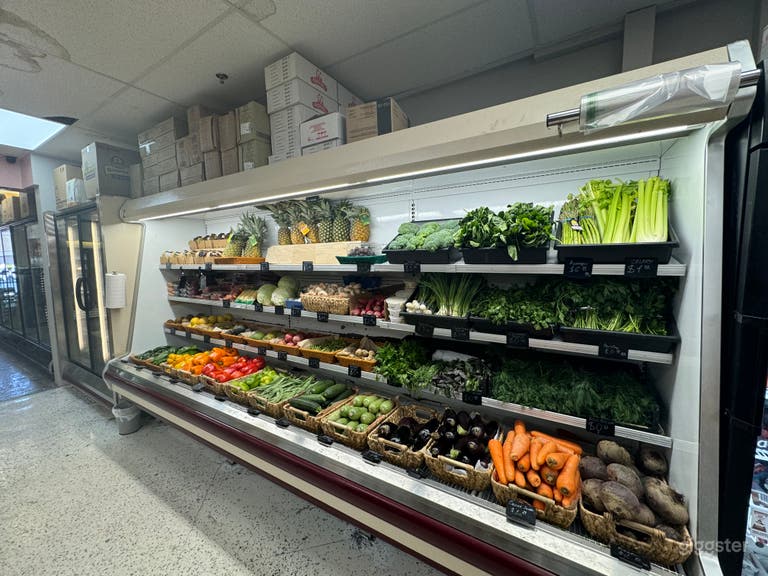  Huge supermarket in Encino 