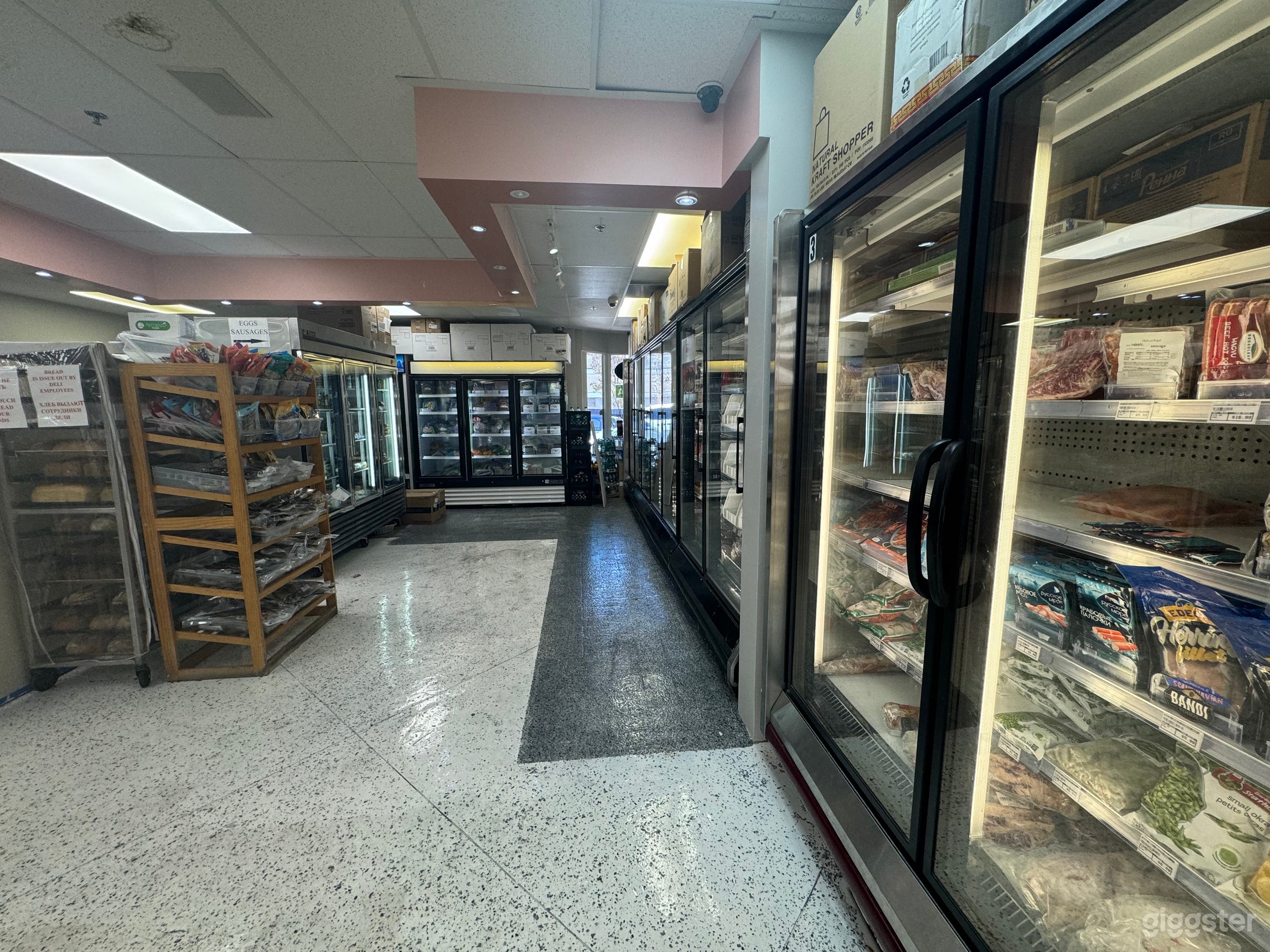 Huge supermarket in Encino Photo 4