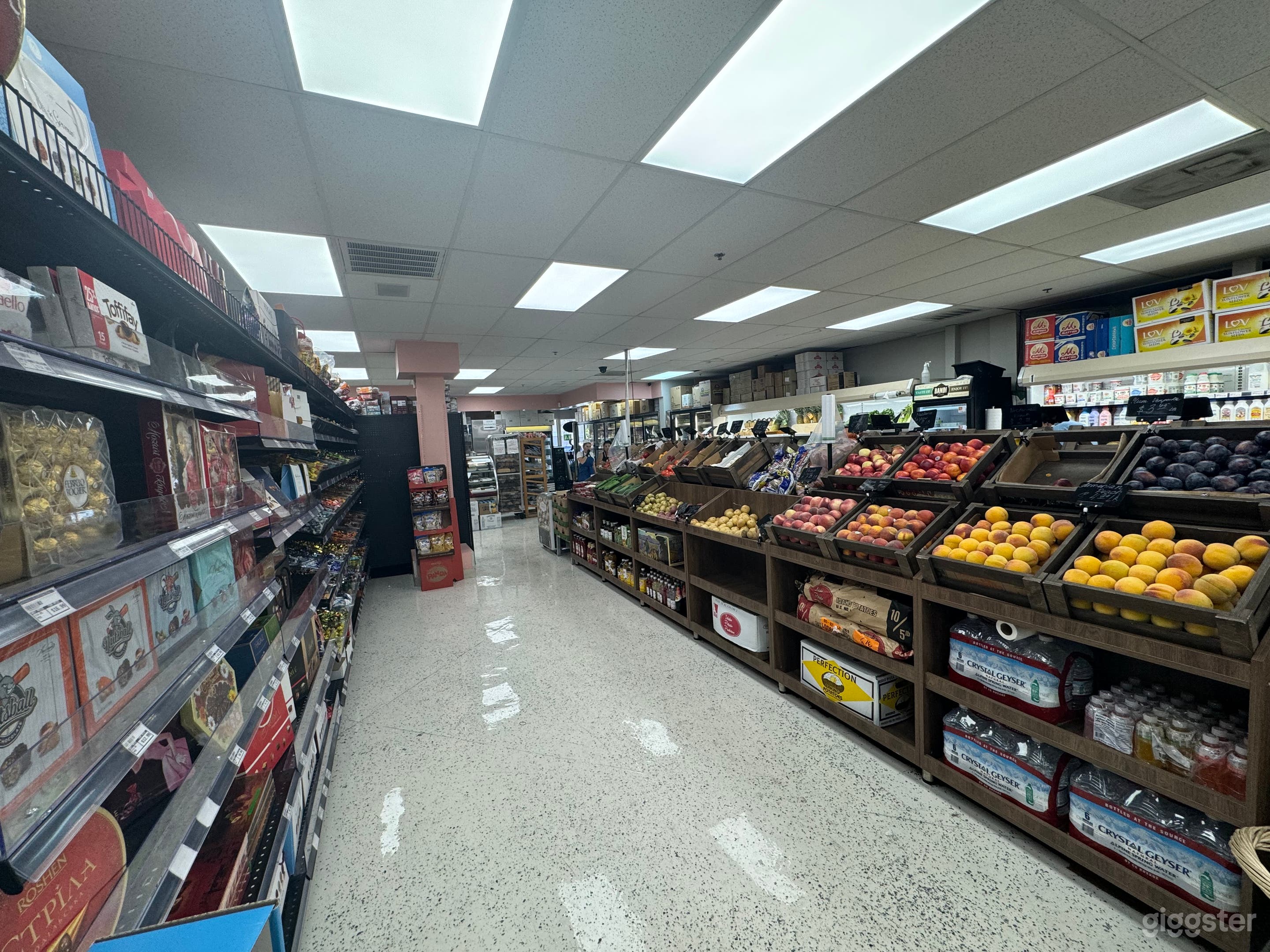 Huge supermarket in Encino Photo 1