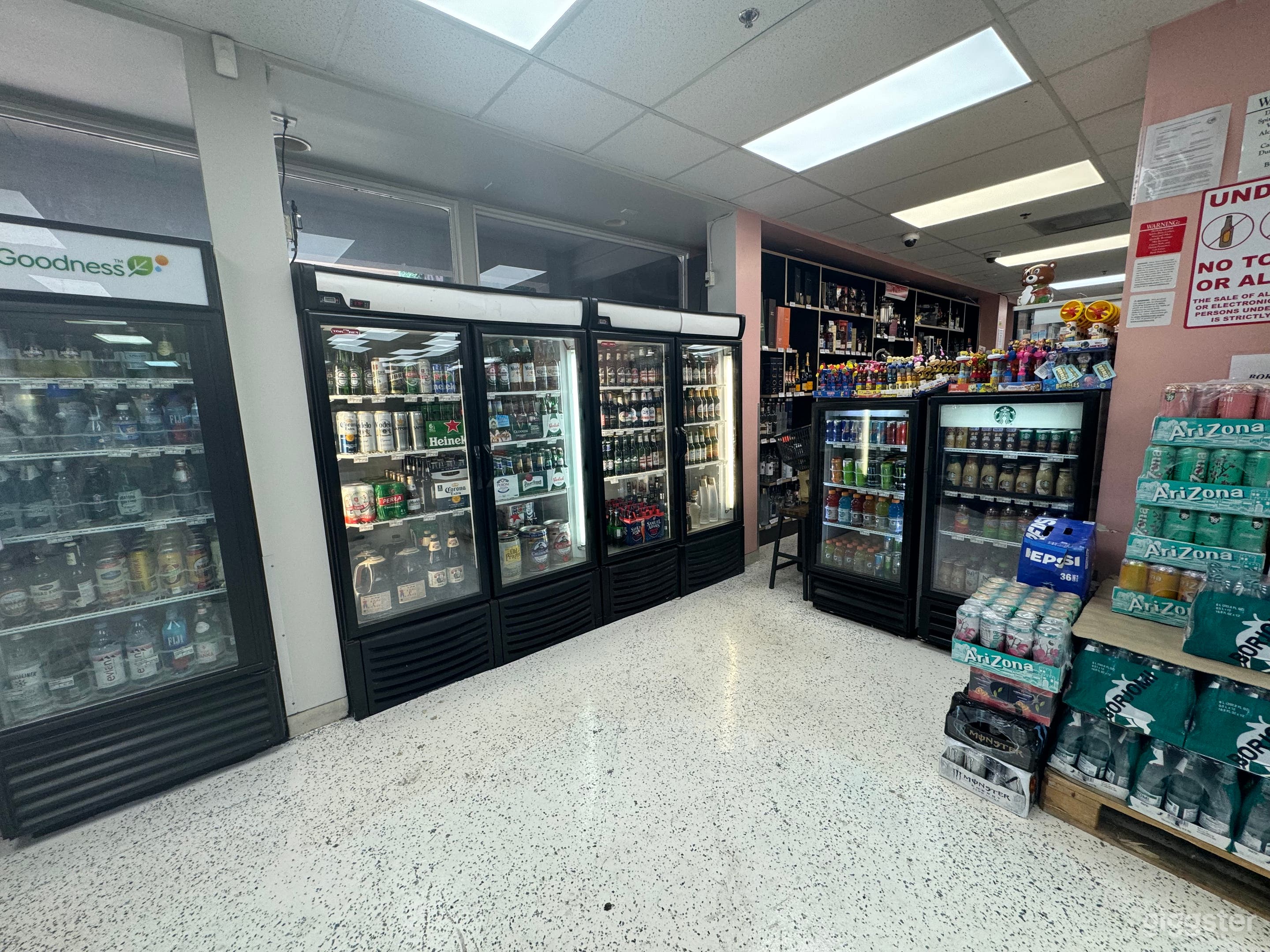 Huge supermarket in Encino Photo 2