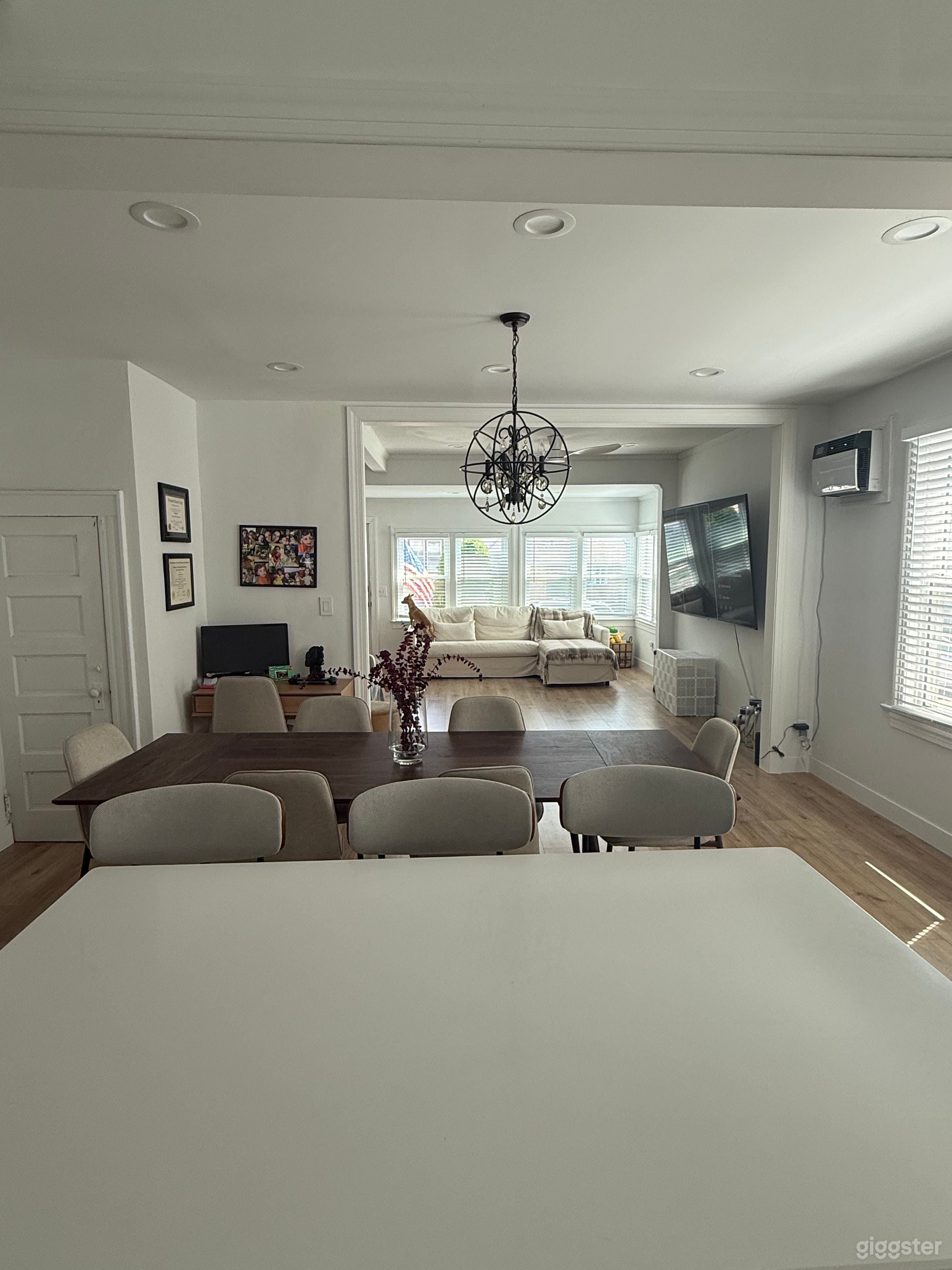 CLEAN MODERN AND TRADITIONL AMERICAN HOME Photo 4