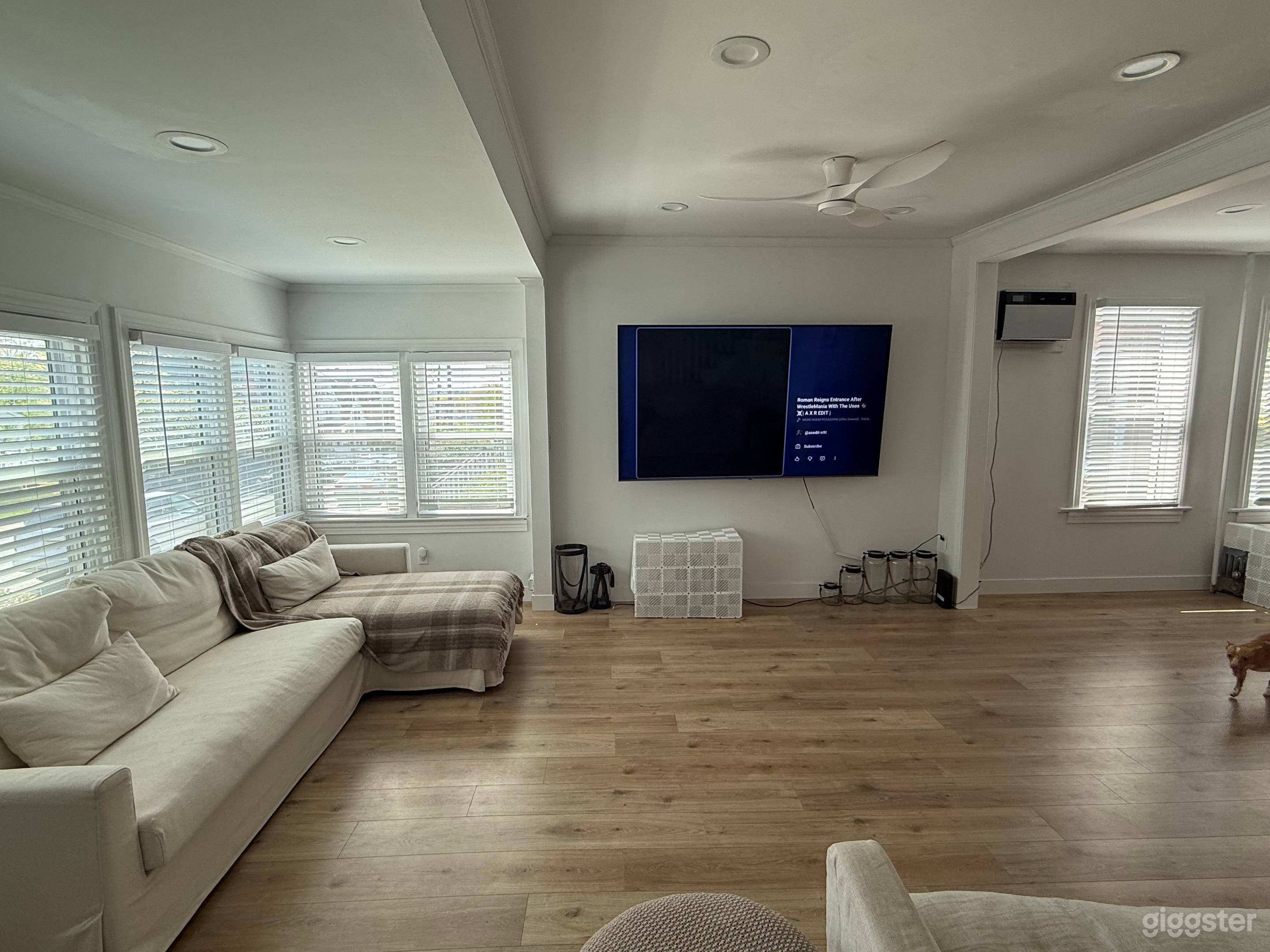 CLEAN MODERN AND TRADITIONL AMERICAN HOME Photo 3