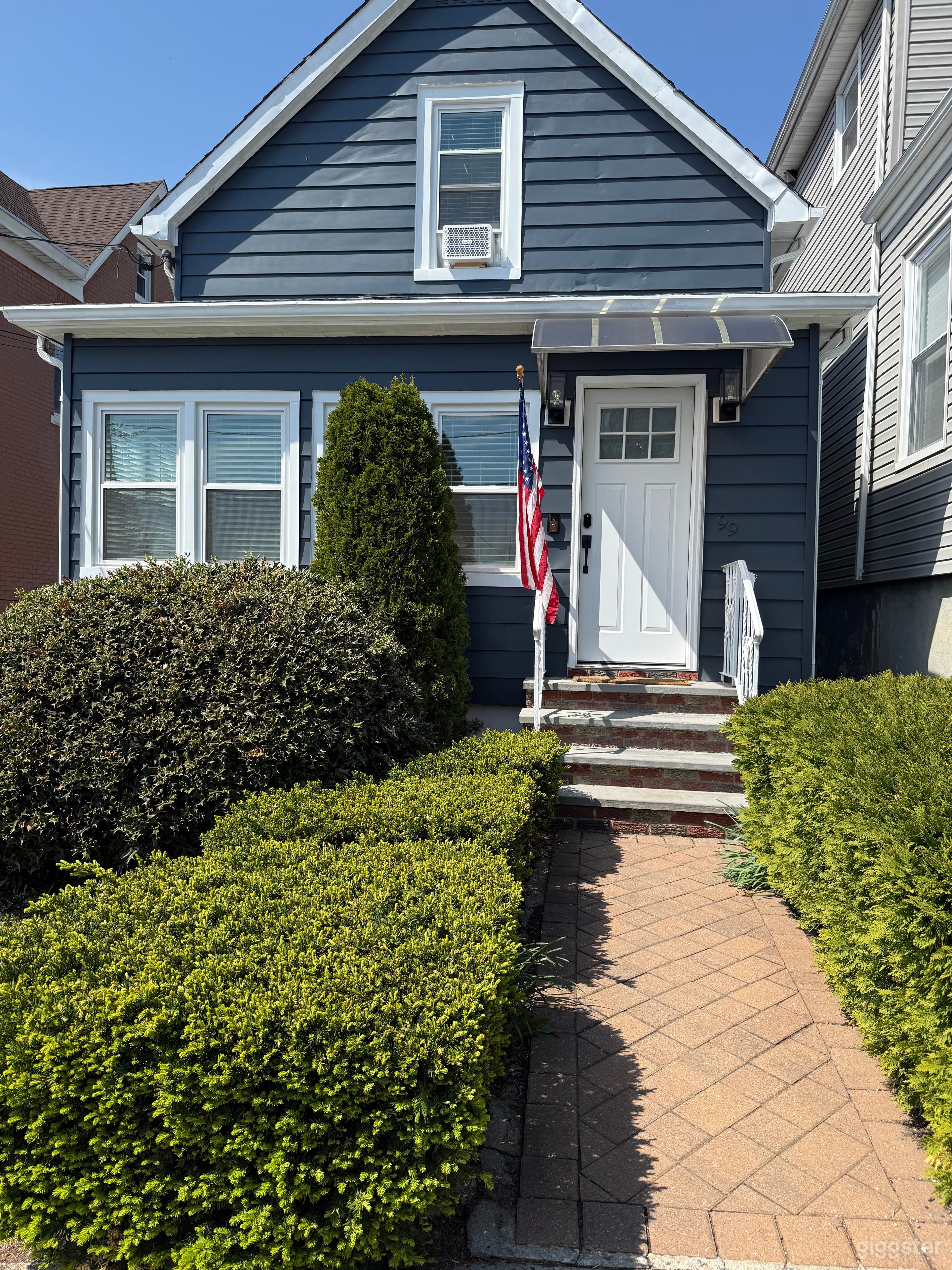 CLEAN MODERN AND TRADITIONL AMERICAN HOME Photo 1