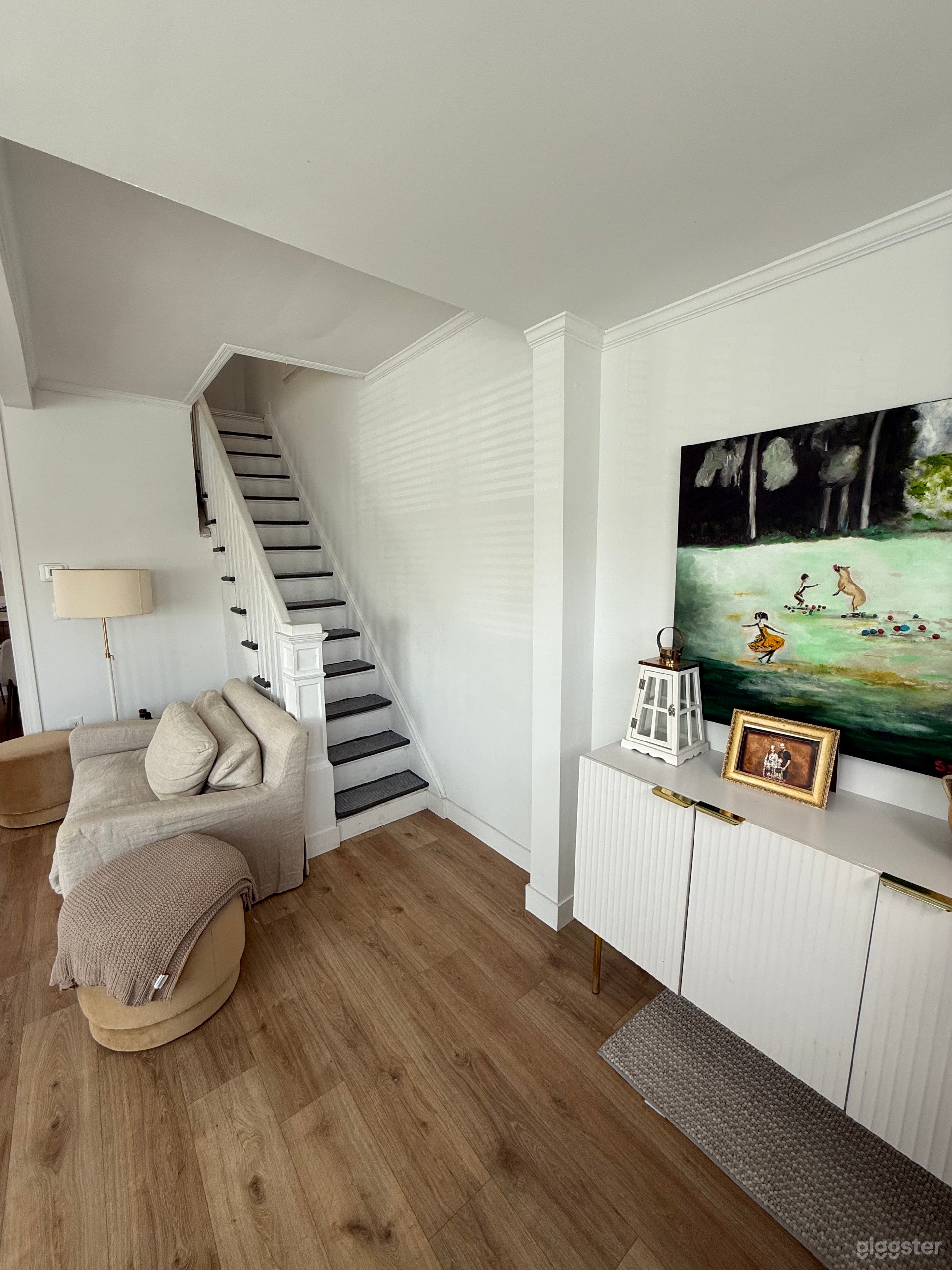 CLEAN MODERN AND TRADITIONL AMERICAN HOME Photo 2