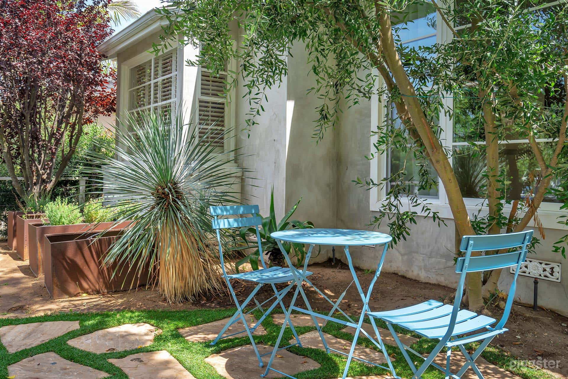 Cool Cali Vibes: Chic Midcentury and Lush Outdoors Photo 2