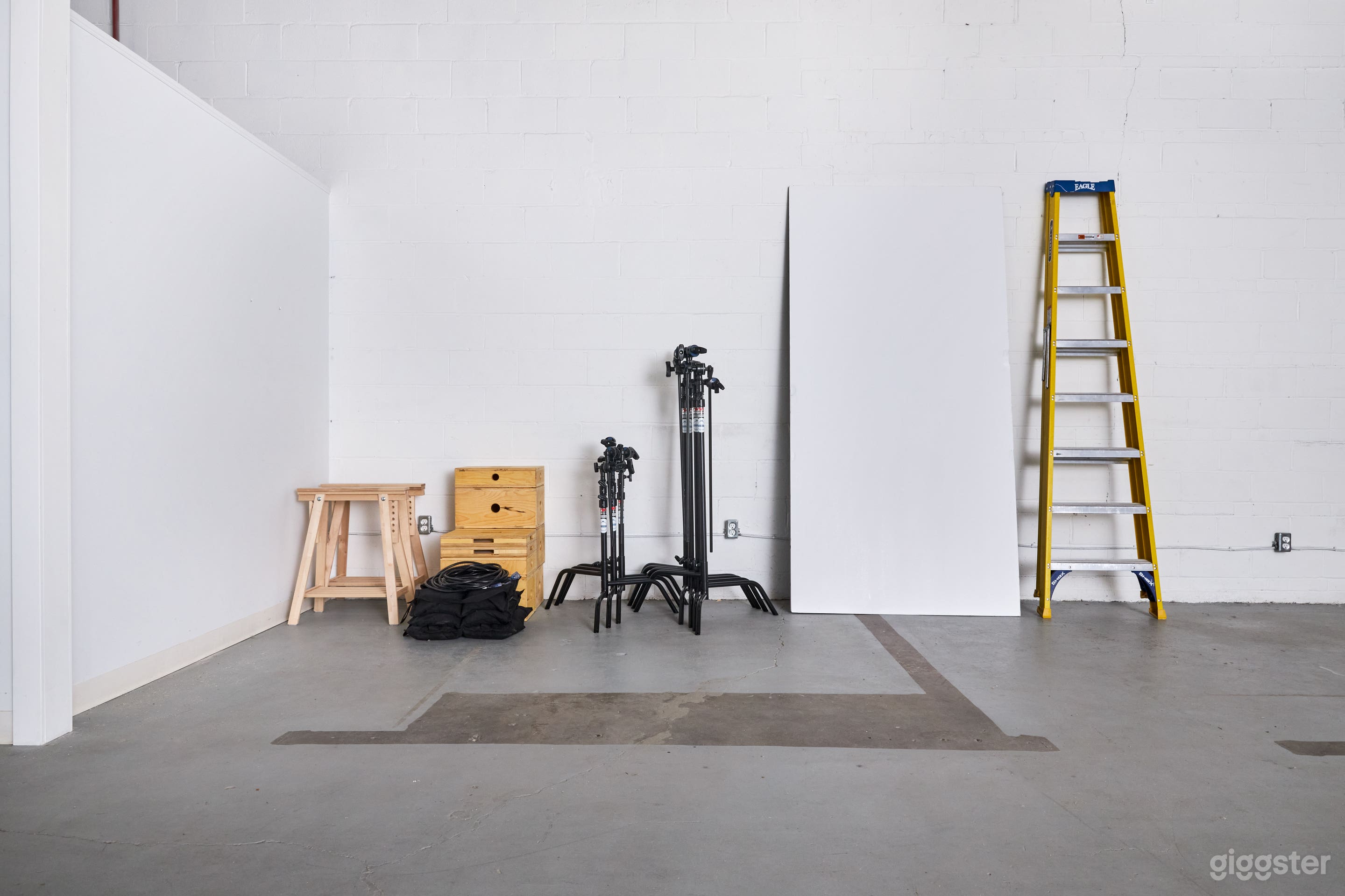 Studio space with camera-ready kitchen Photo 2