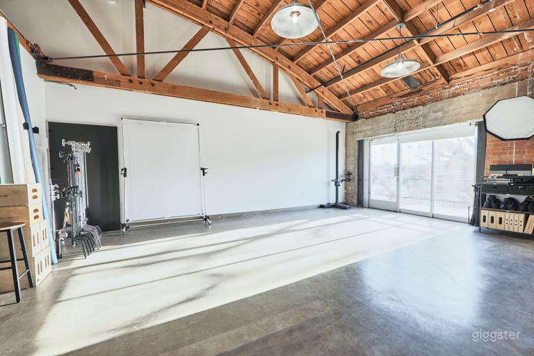  Bright, Open Industrial Studio with Modern Touches 