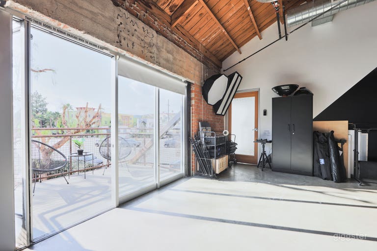  Bright, Open Industrial Studio with Modern Touches 