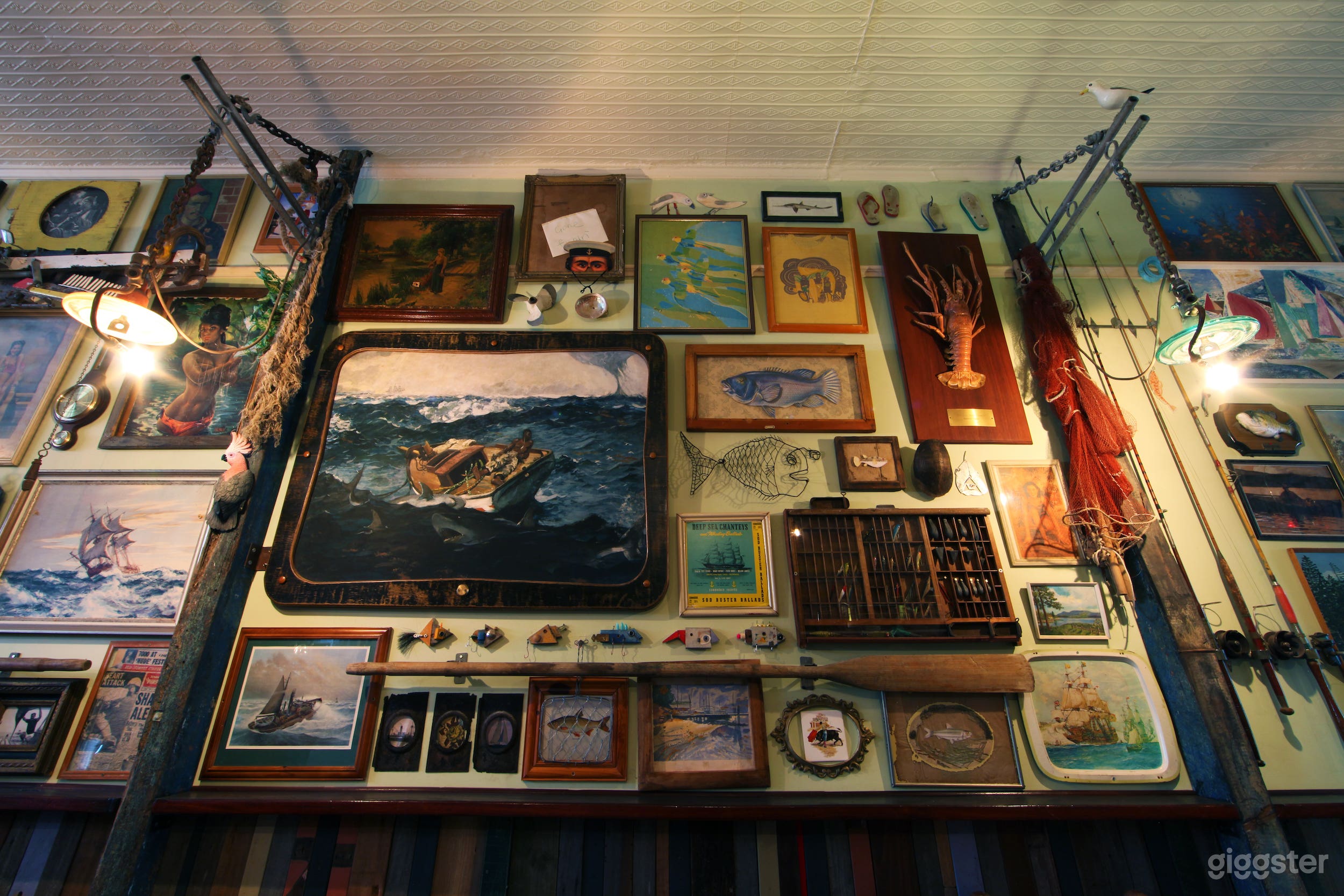 UNIQUE NAUTICAL THEMED BAR Photo 3