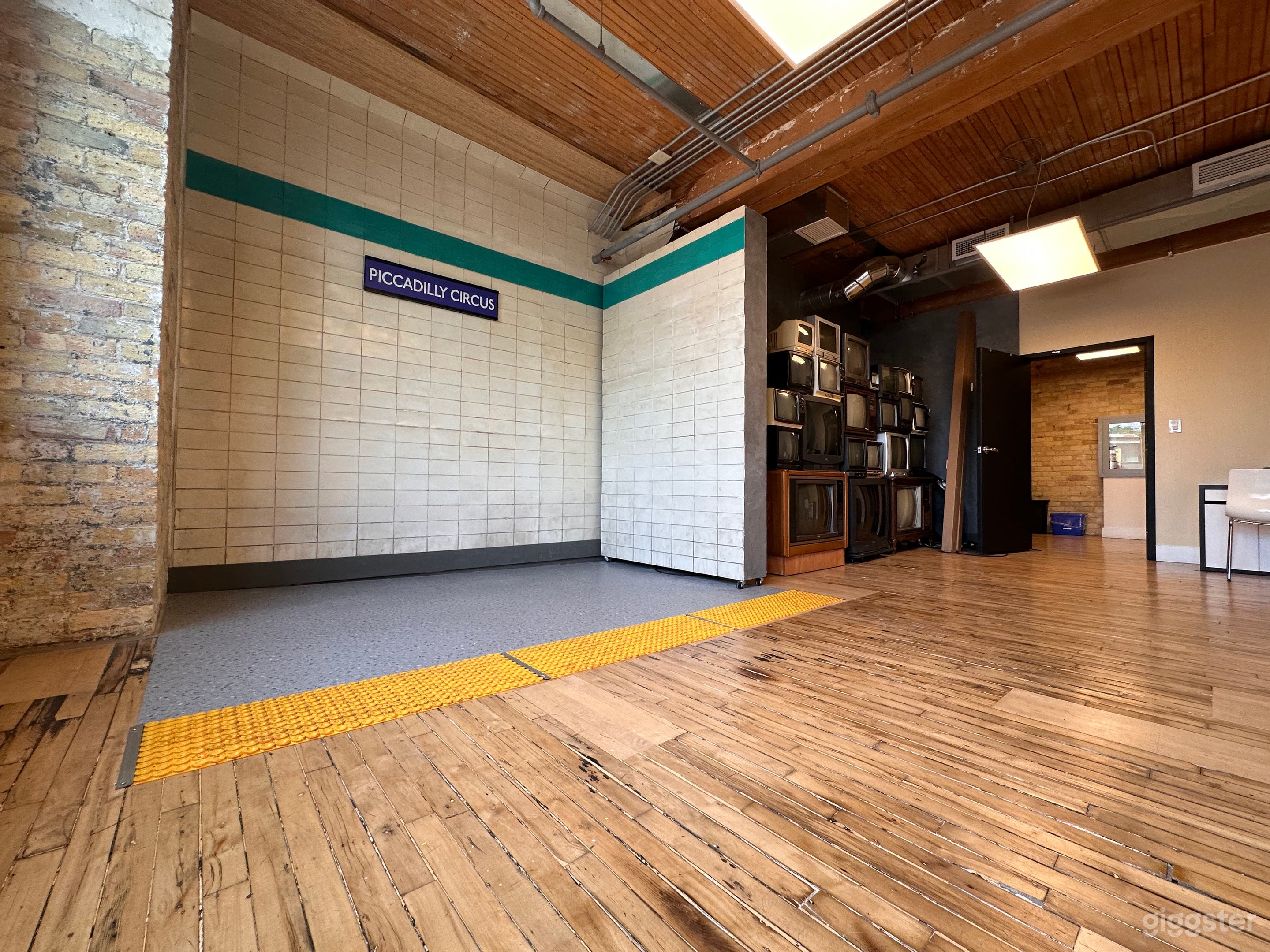 Downtown Retro Studio – Subway Set &amp; Vintage TVs Photo 1