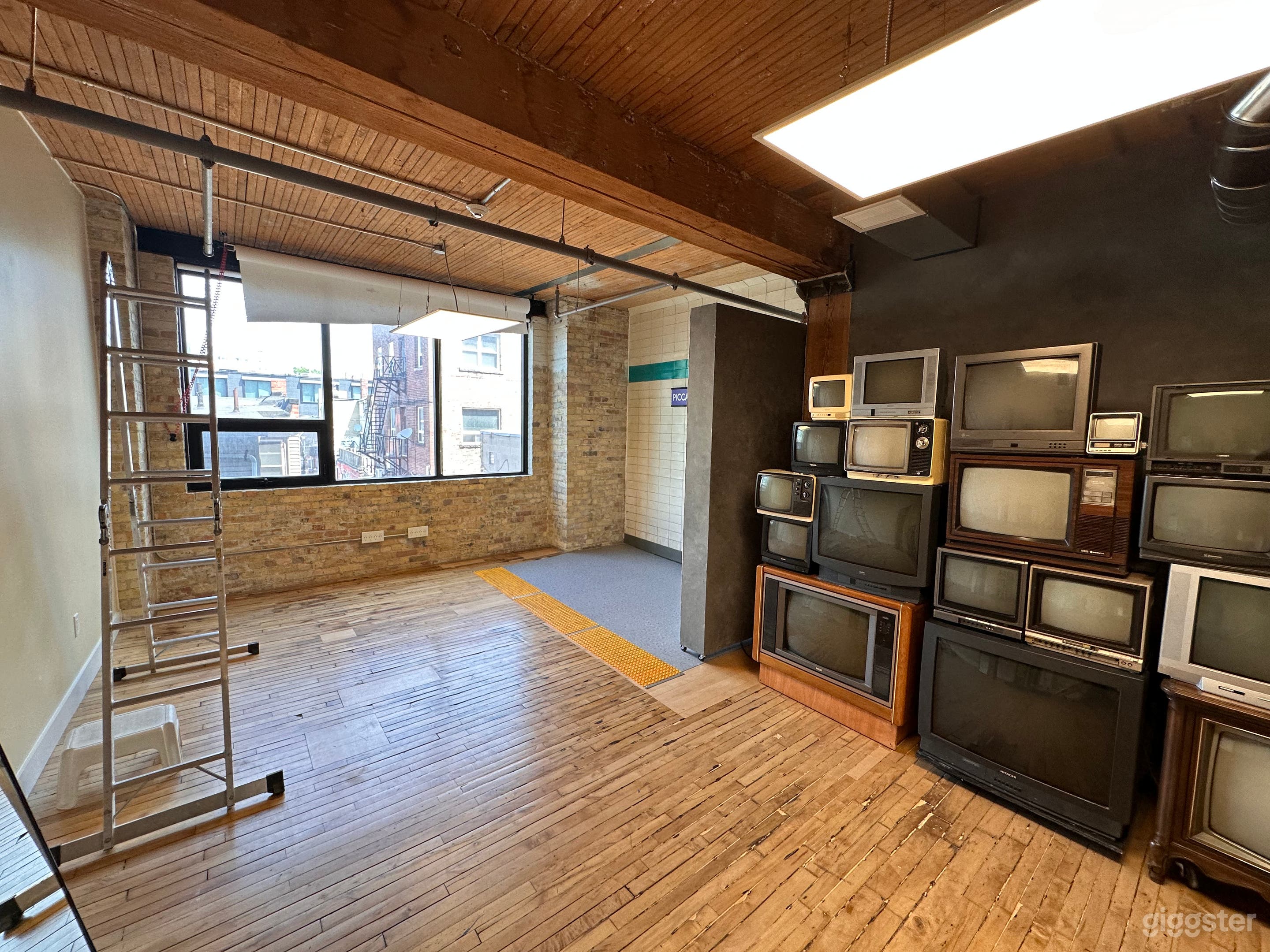 Downtown Retro Studio – Subway Set &amp; Vintage TVs Photo 3