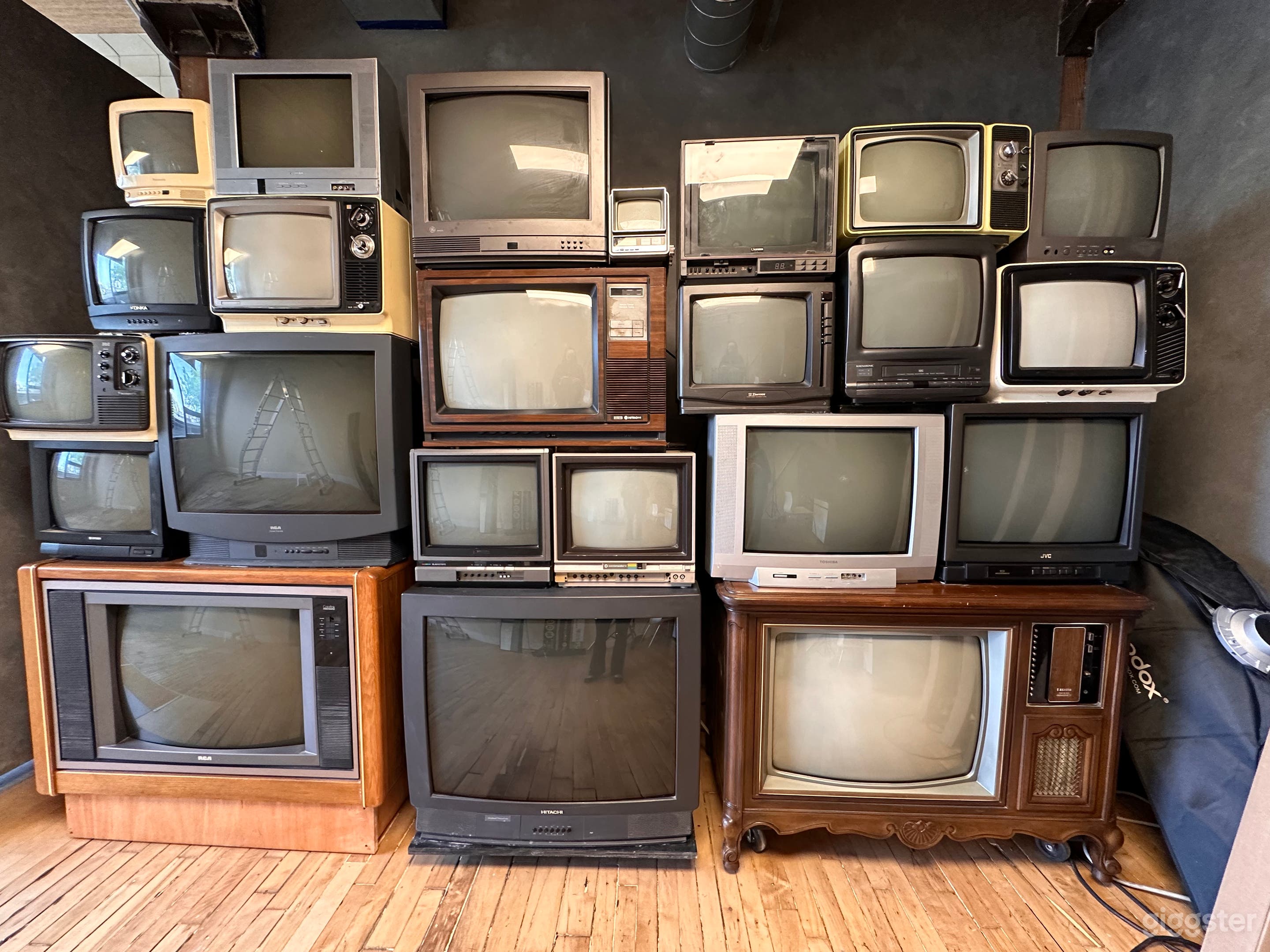 Downtown Retro Studio – Subway Set &amp; Vintage TVs Photo 4