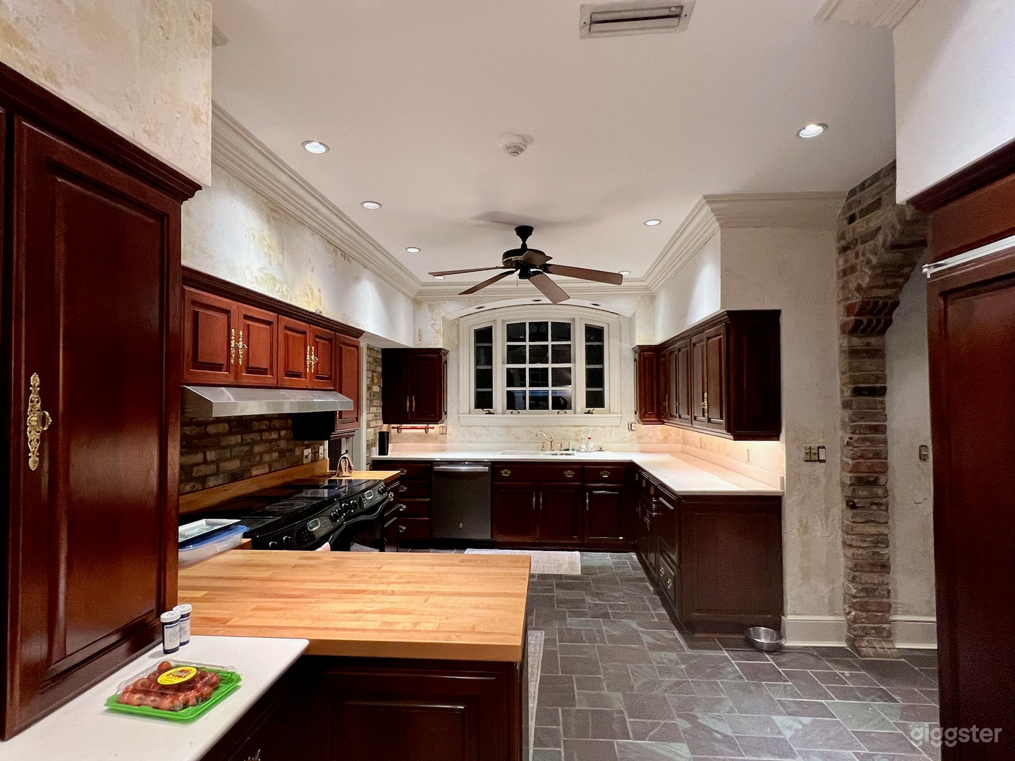 Coastal Southern Estate with Nascar races close by Photo 3