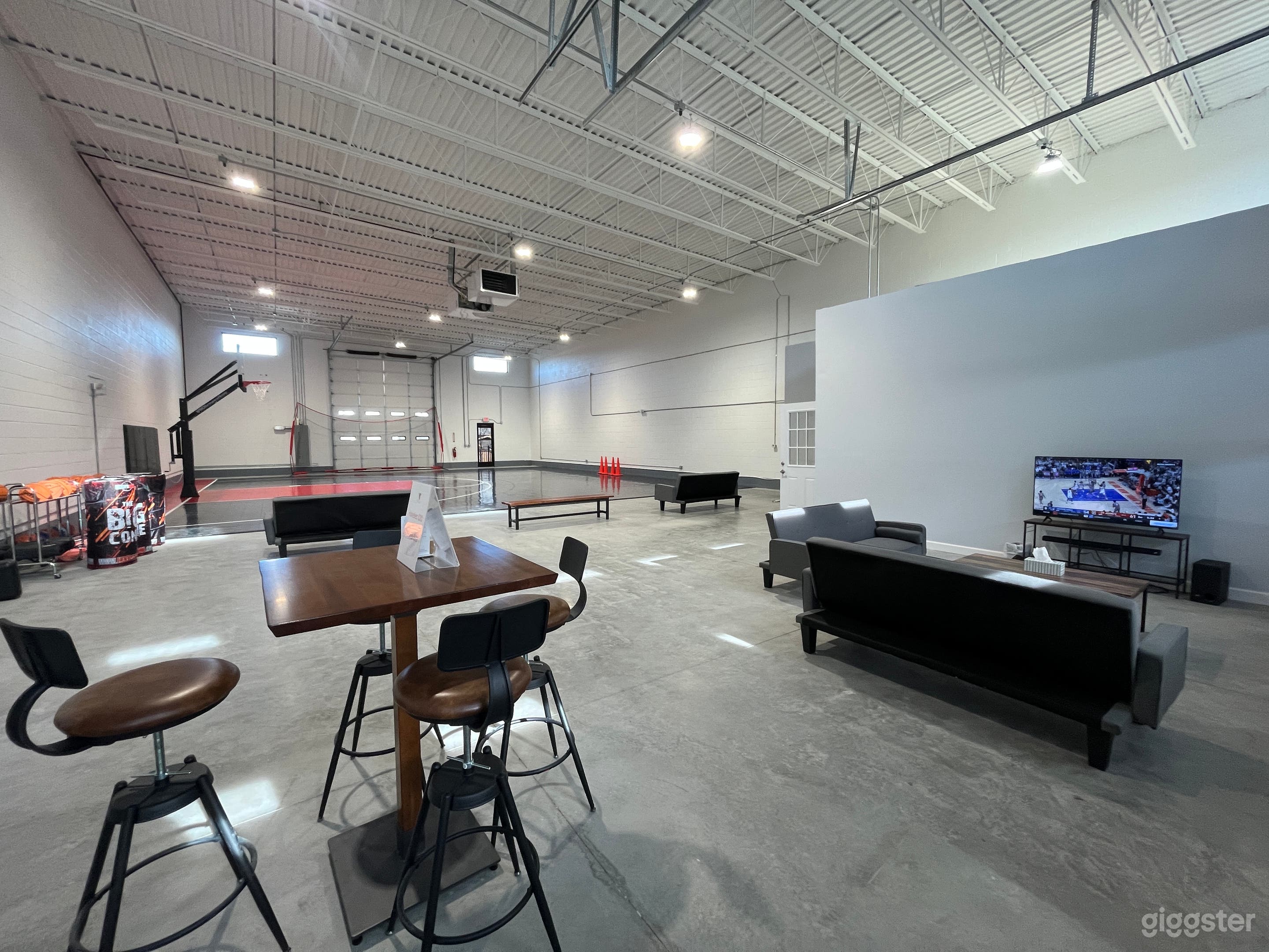 Comfortable Open Space for Activities and Events Photo 1