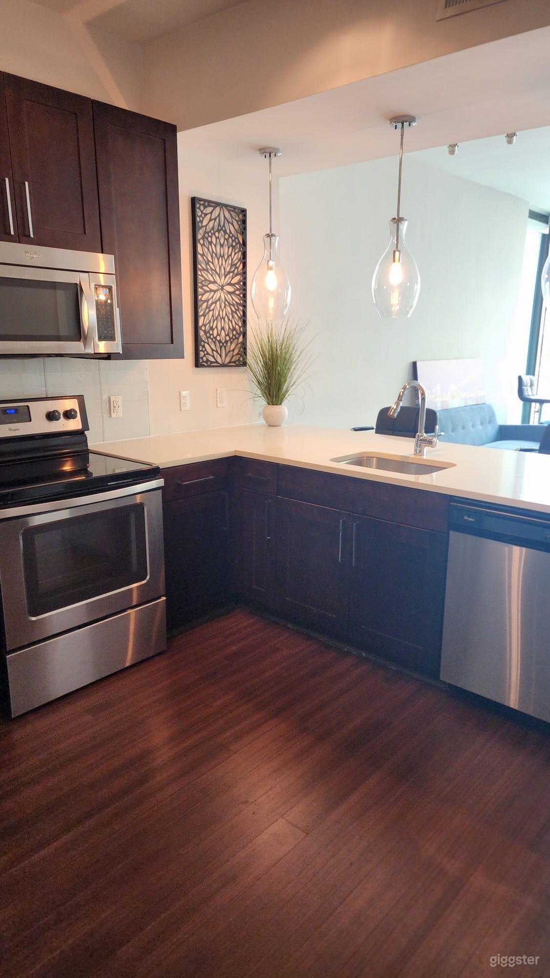 Beautiful Highrise Apartment with Great Views Photo 1