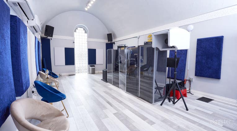 THE BLUE ROOM Photo 3