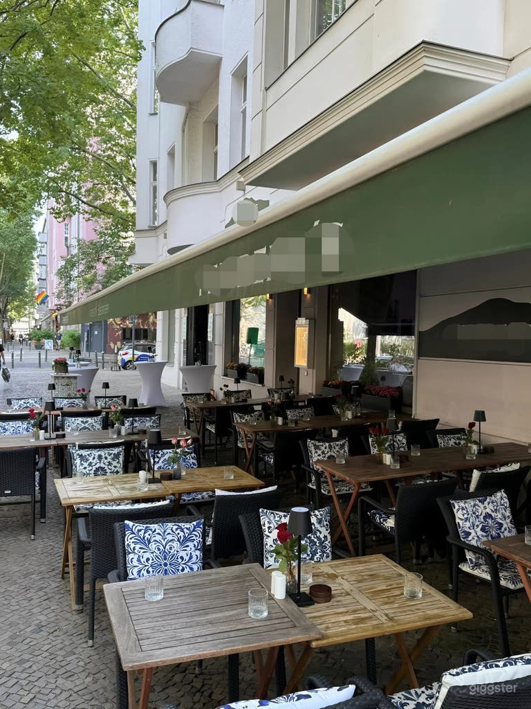 Überdachte Außenterrasse mit Heizstrahlern & Sitzgelegenheiten 