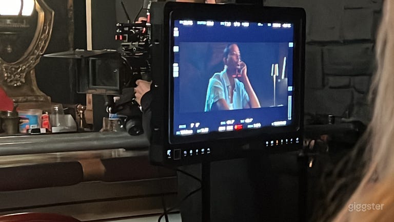  Cool Dive Bar & Restaurant 