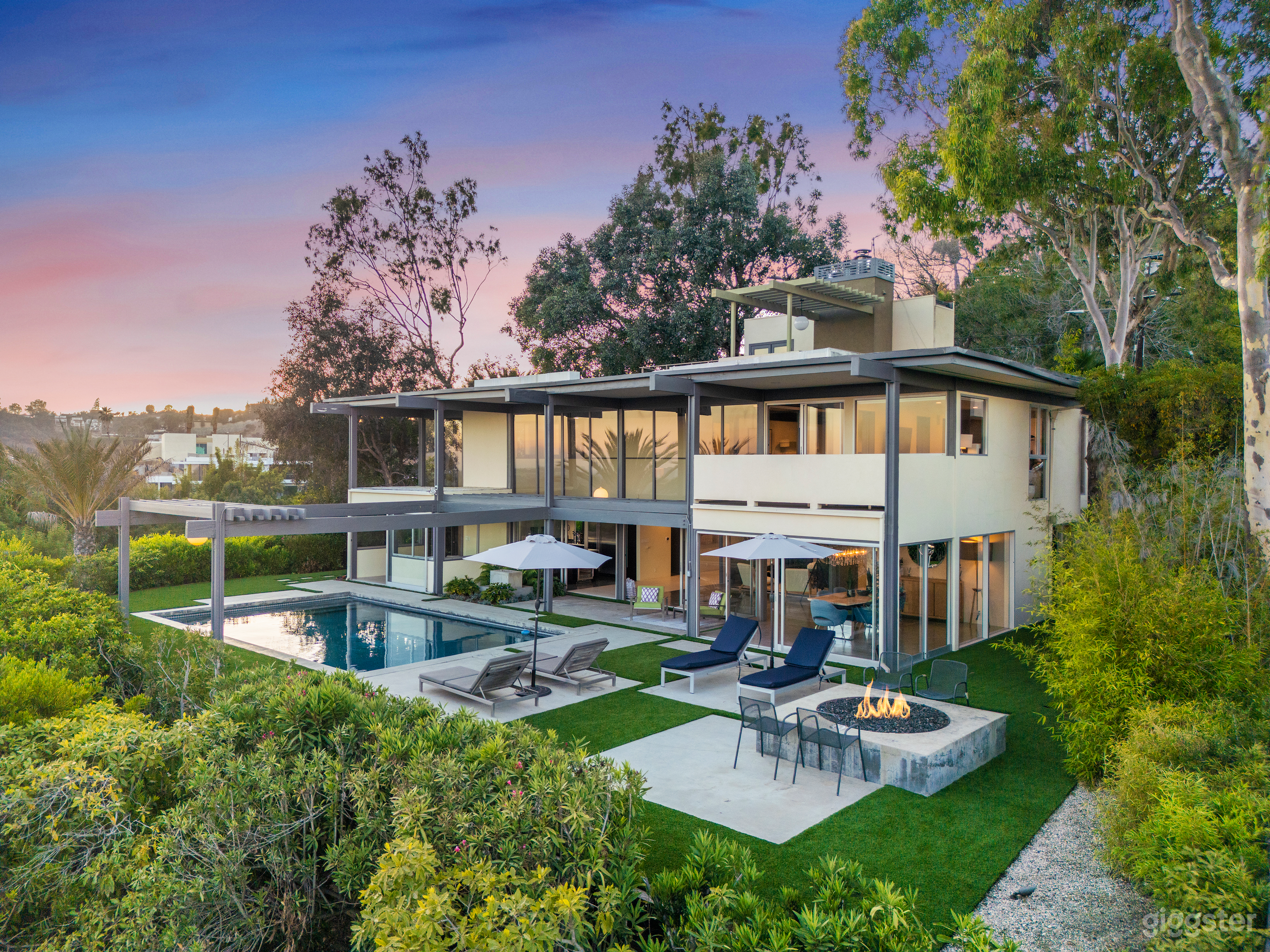 SLEEK ARCHITECTURAL GLASS HOUSE WITH POOL &amp; MID-CENTURY LINE Photo 2