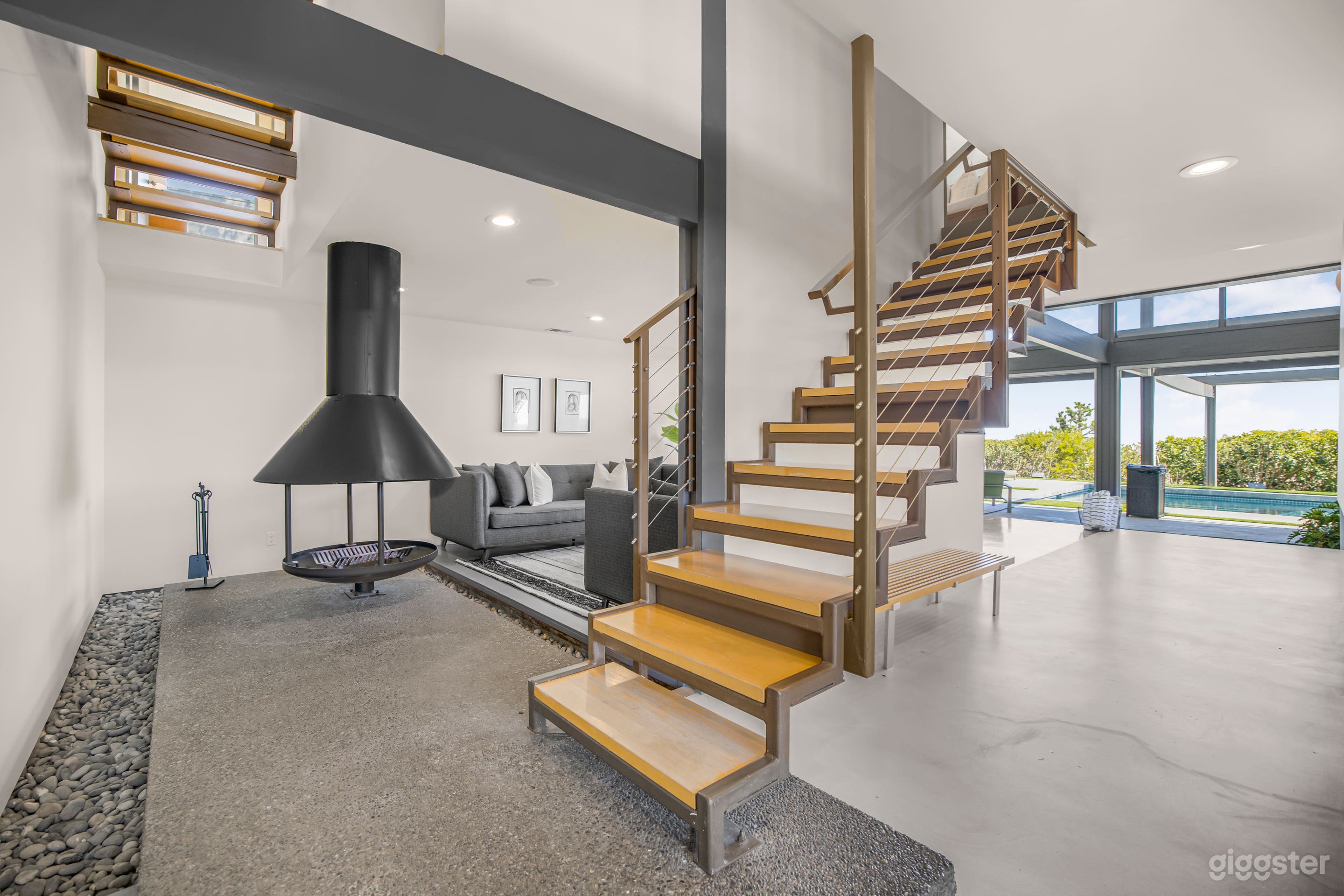 SLEEK ARCHITECTURAL GLASS HOUSE WITH POOL &amp; MID-CENTURY LINE Photo 4