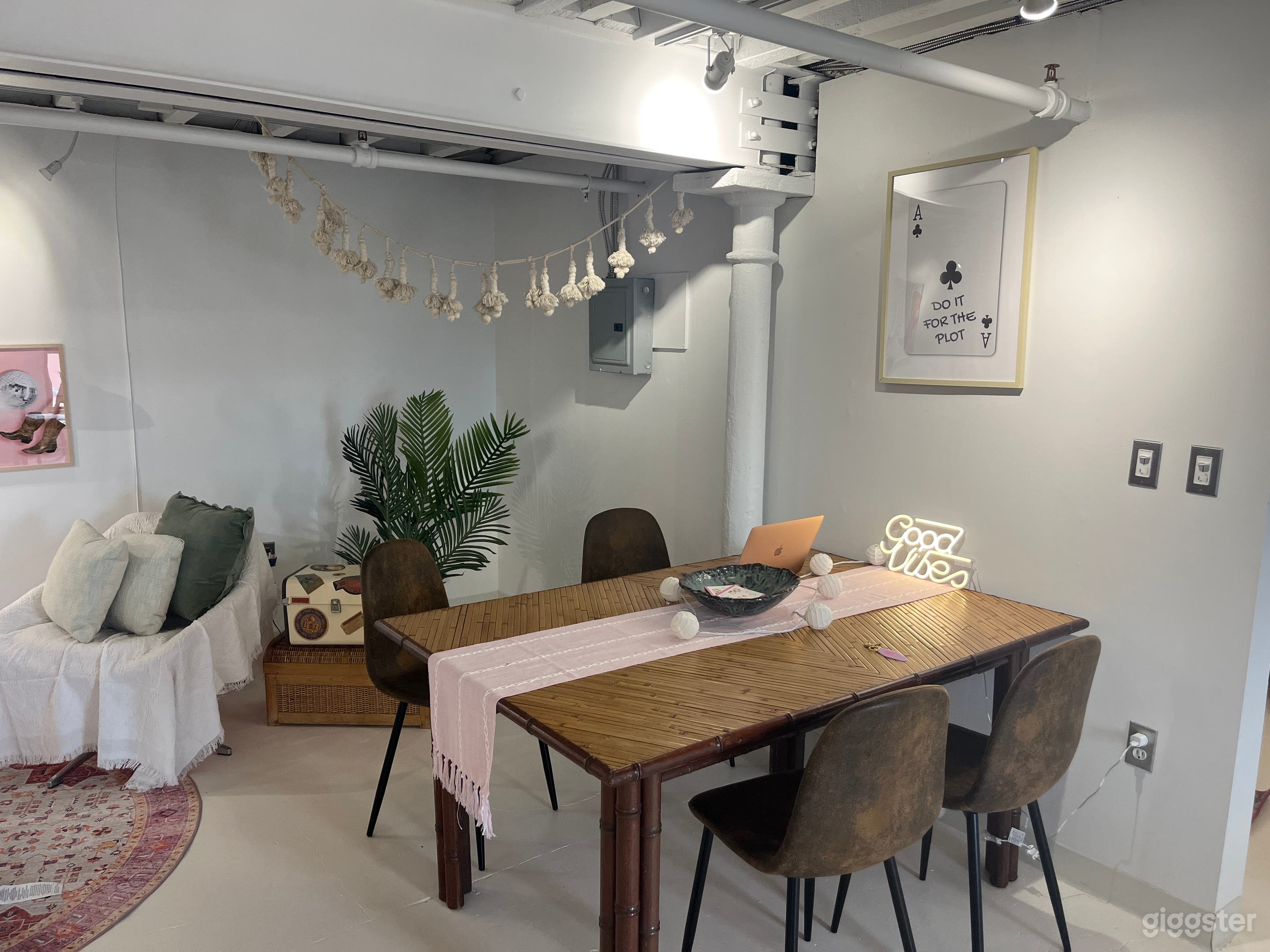 The City Retreat | Vibey &amp; Cozy Space Photo 4