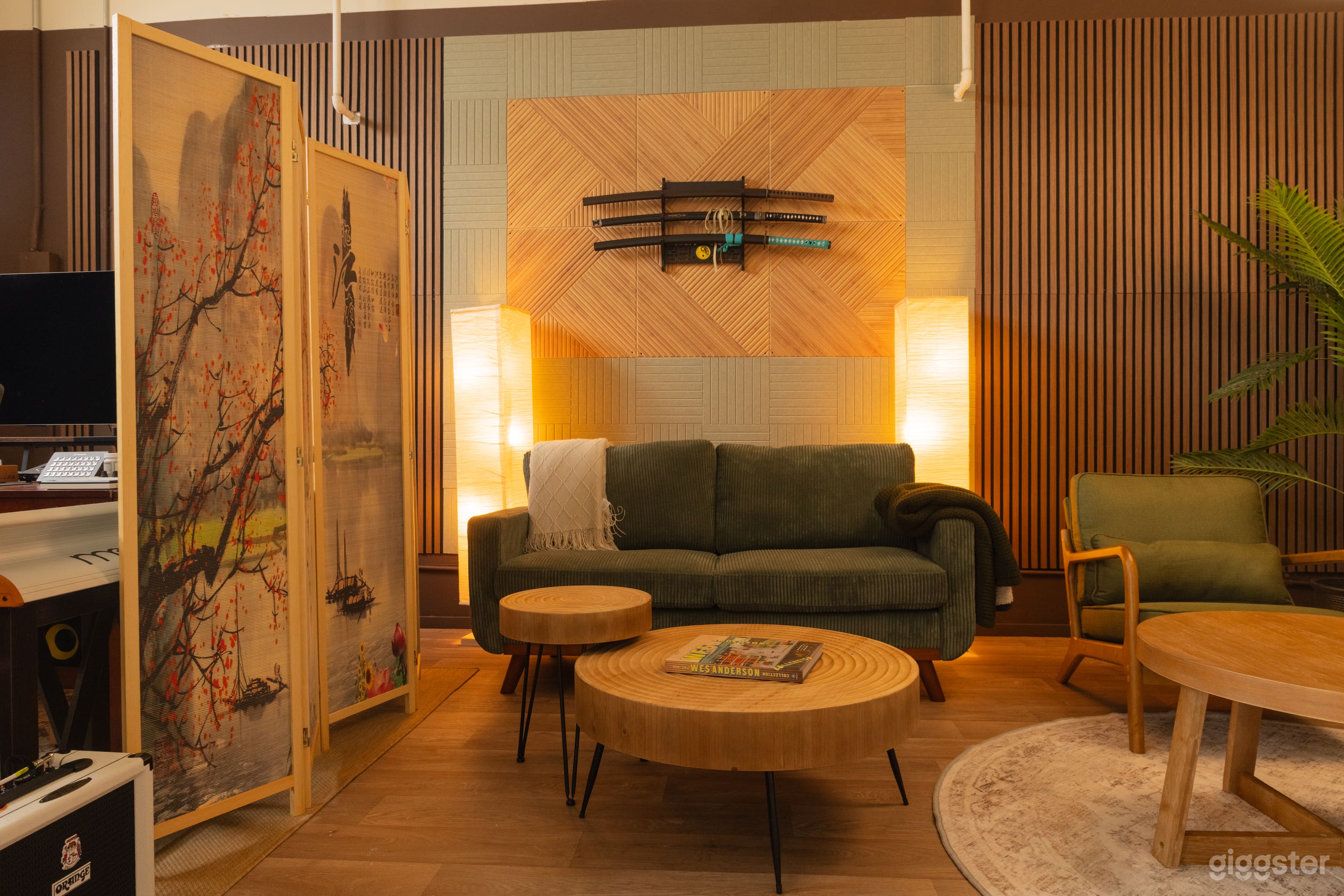 Large Photo/Video Studio (Lighting Equipment Included) Photo 3