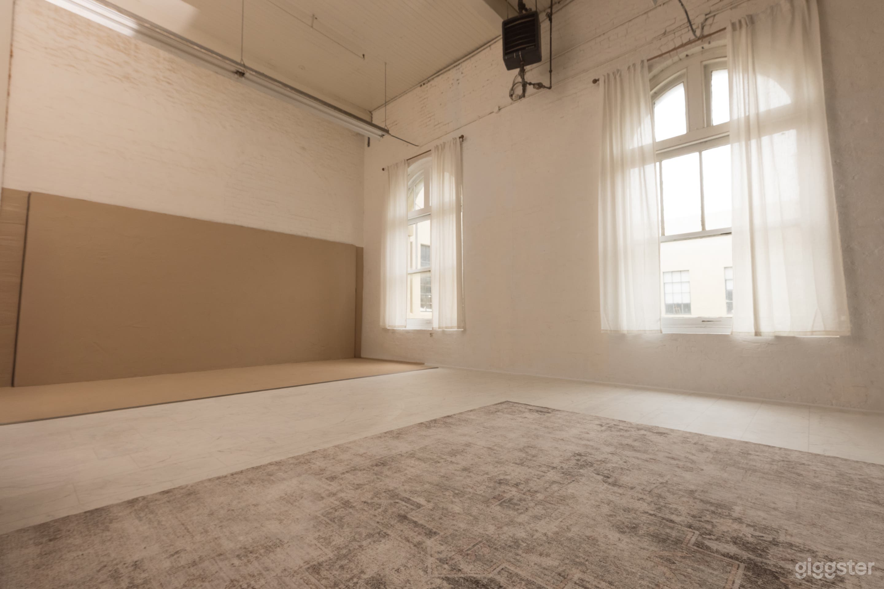 Large Photo/Video Studio (Lighting Equipment Included) Photo 1