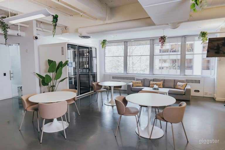 TORONTO Meeting Room (6-8 people) 
