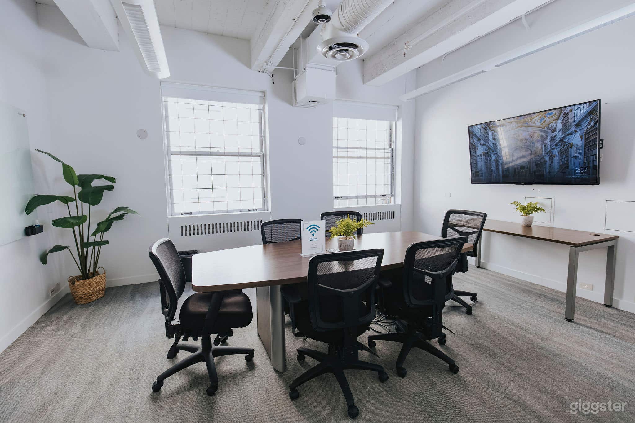 TORONTO Meeting Room (6-8 people) Photo 1