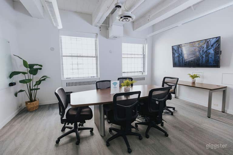  TORONTO Meeting Room (6-8 people) 