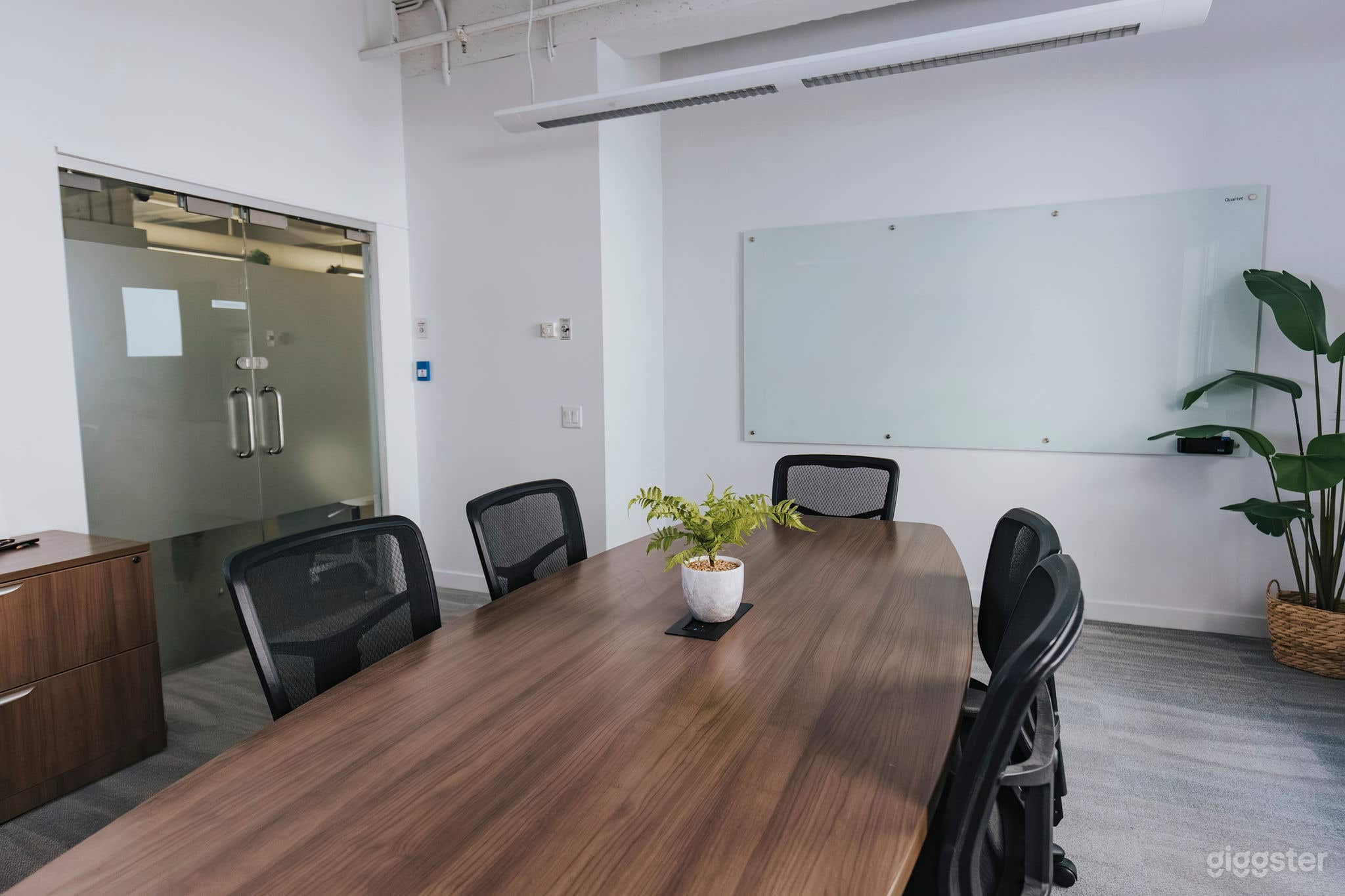 TORONTO Meeting Room (6-8 people) Photo 3