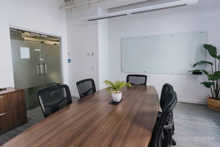  TORONTO Meeting Room (6-8 people) 