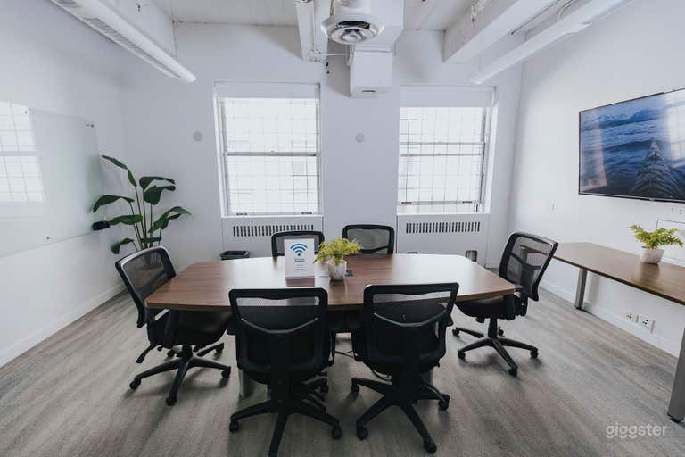  TORONTO Meeting Room (6-8 people) 