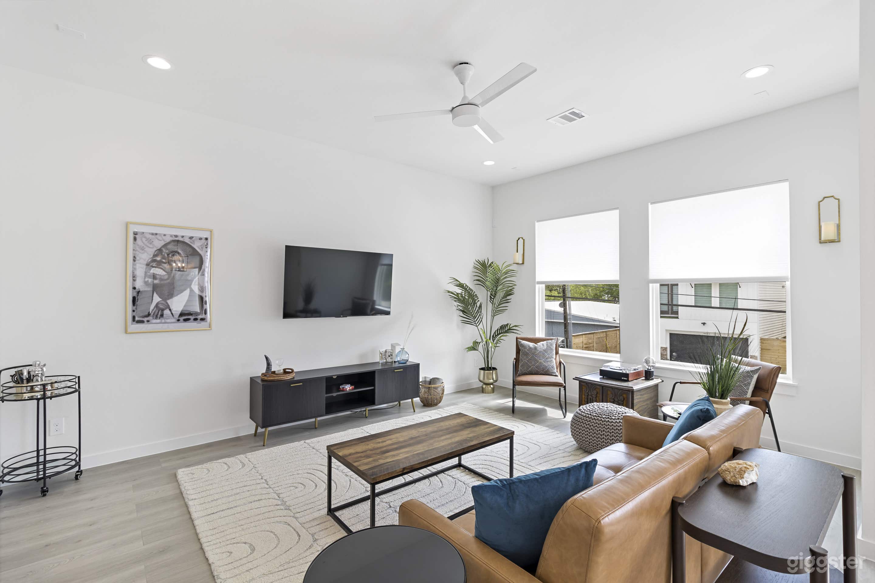 Spacious Luxury Modern Home Photo 1