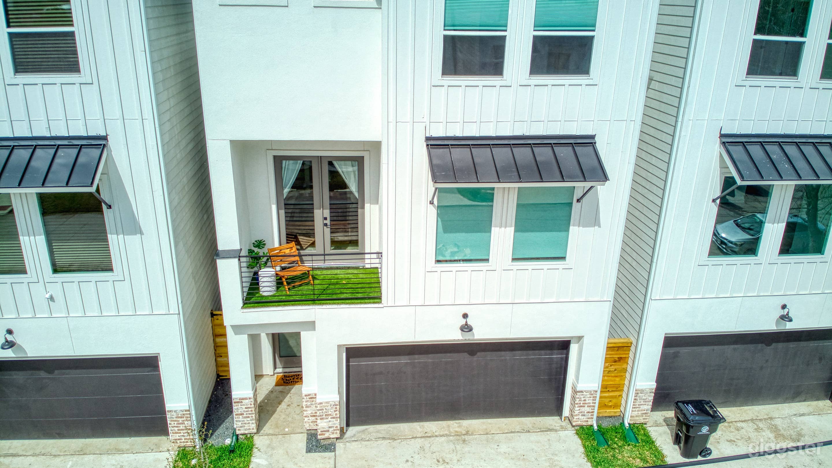 Spacious Luxury Modern Home Photo 2