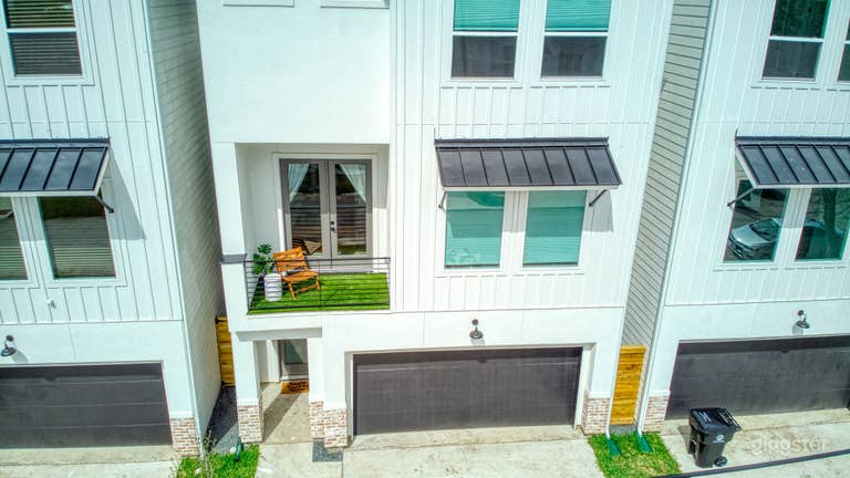  Spacious Luxury Modern Home 