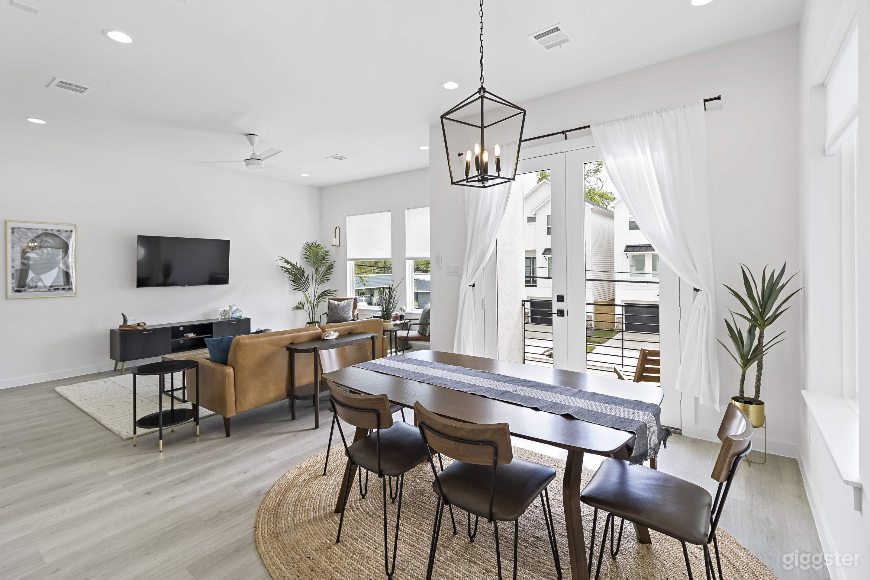 Spacious Luxury Modern Home Photo 4