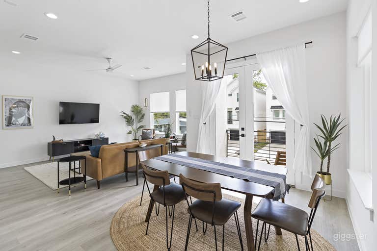  Spacious Luxury Modern Home 