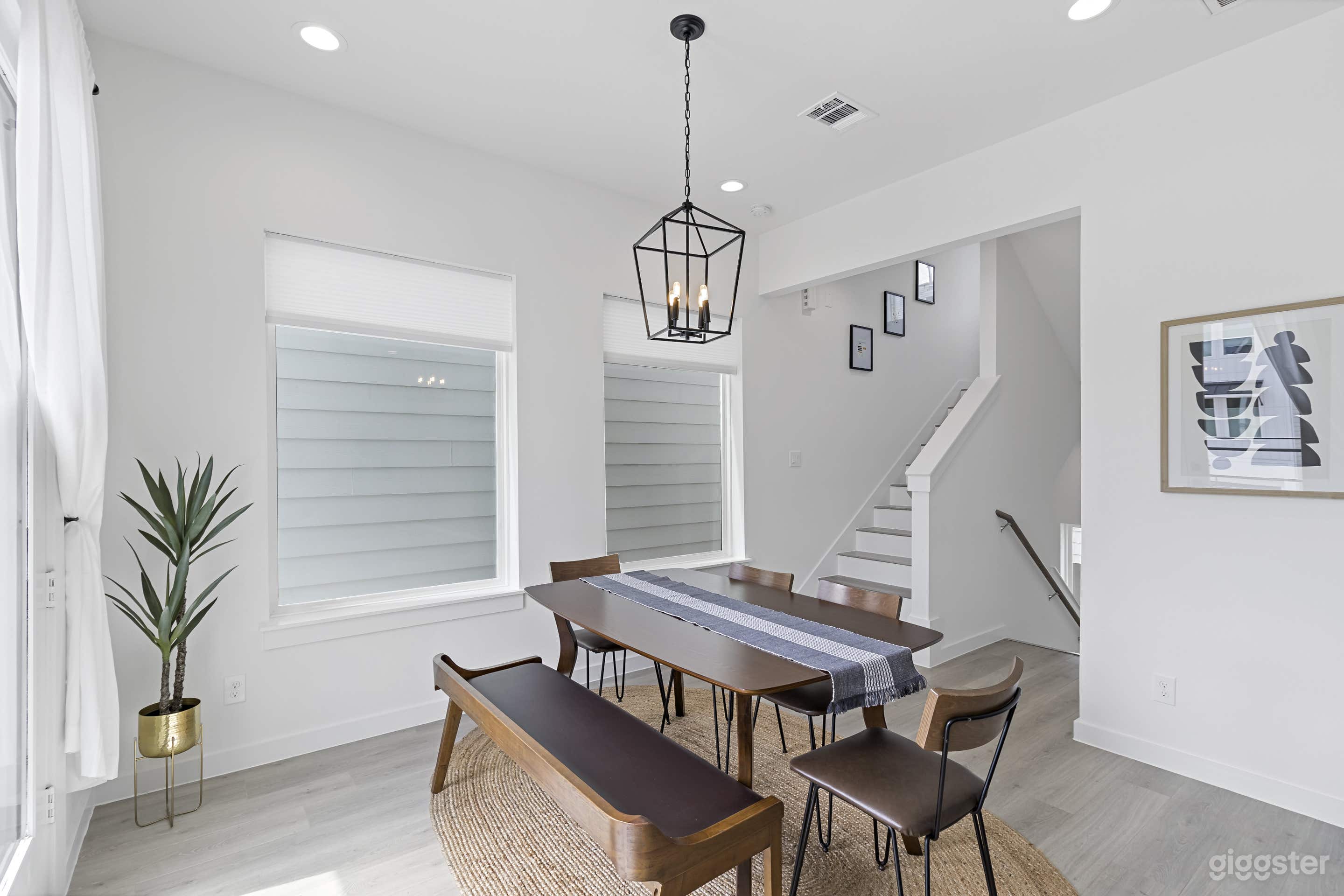 Spacious Luxury Modern Home Photo 3