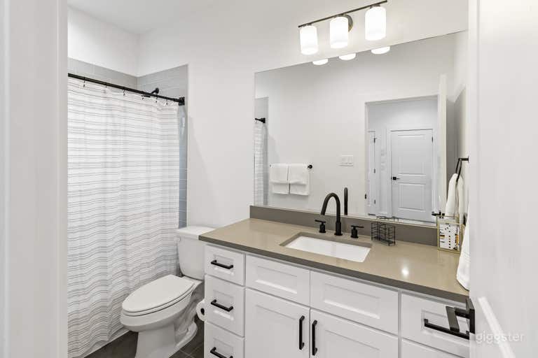  Spacious Luxury Modern Home 