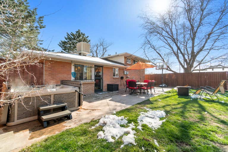  Relax, Dine, Shoot Hoops: Hot Tub, Dining Area, and Basketball Excitement!  