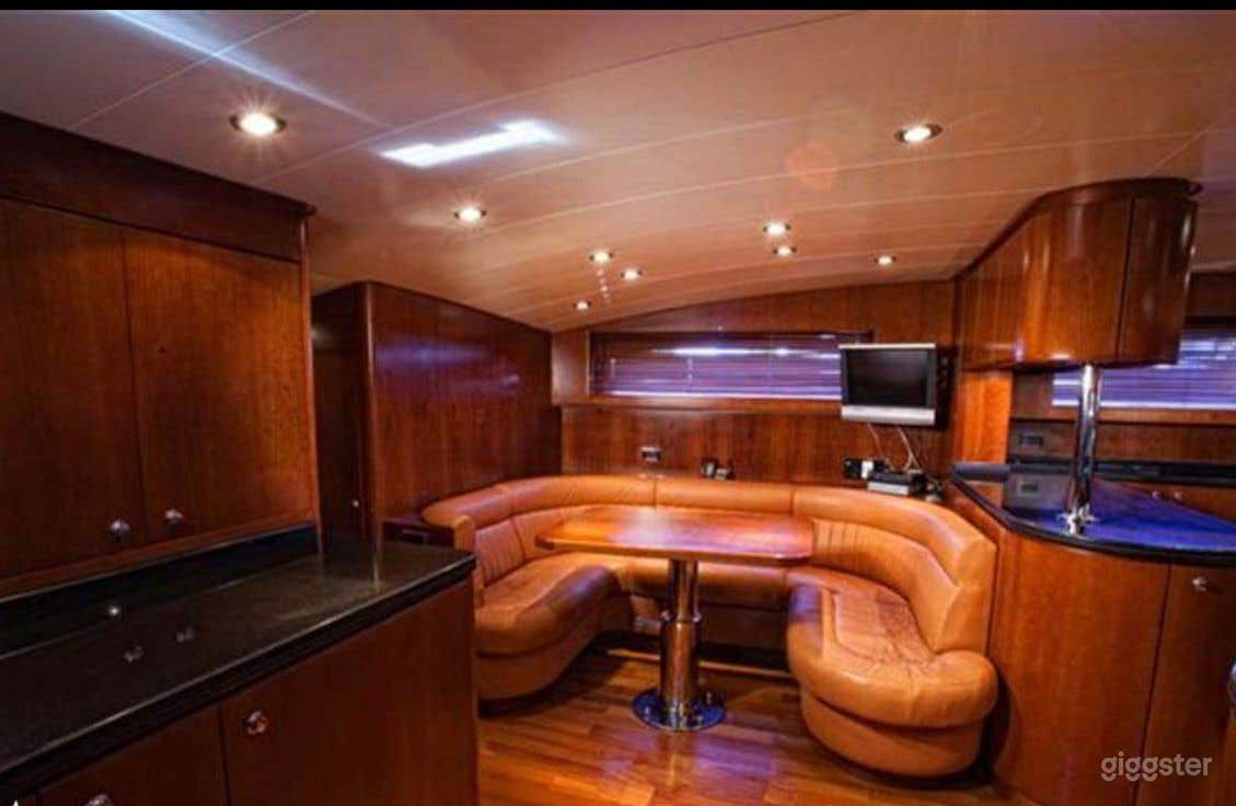 100' Azimut Yacht Photo 4