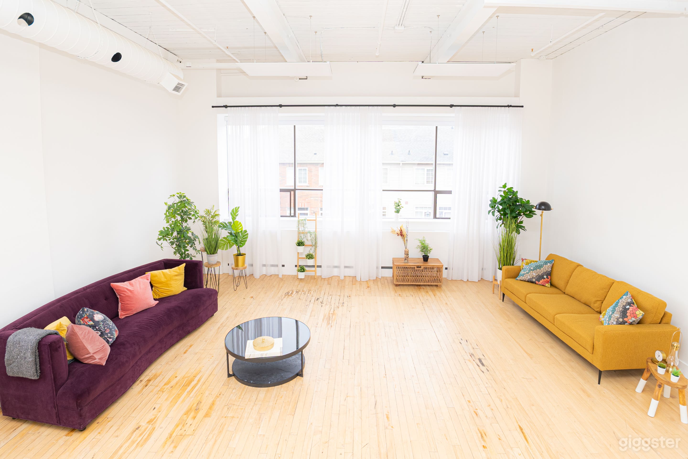  Bright, Loft-Style 2,000 SQ FT Studio Photo 4