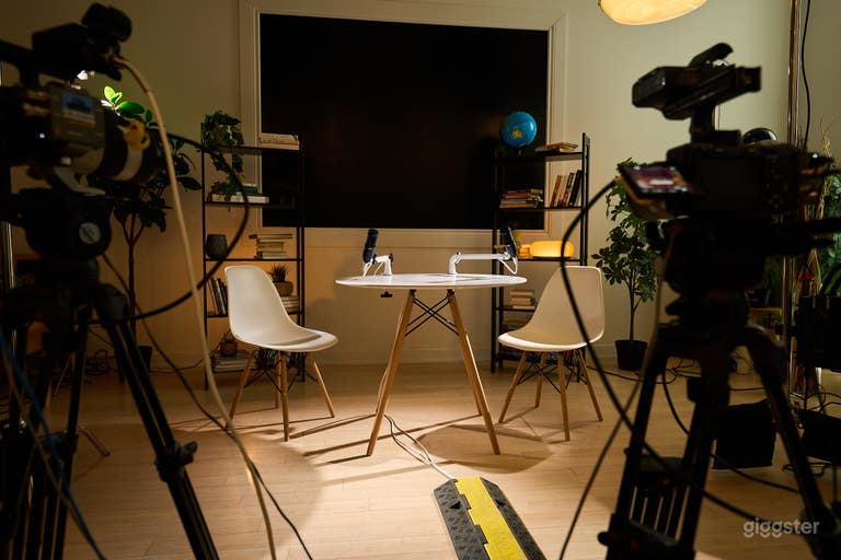  Bright, Loft-Style 1,000 SQ FT Studio 