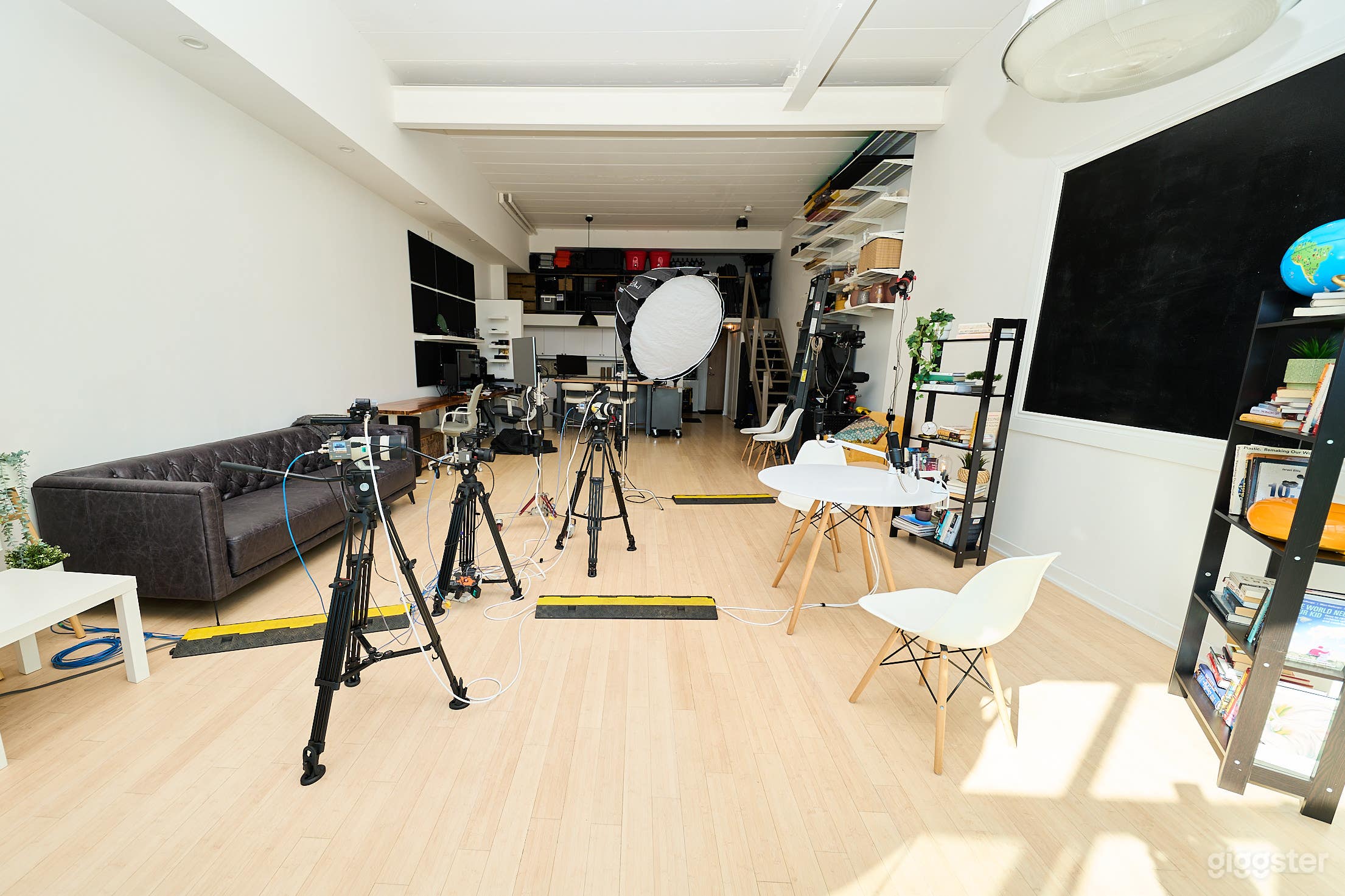 Bright, Loft-Style 1,000 SQ FT Studio Photo 3