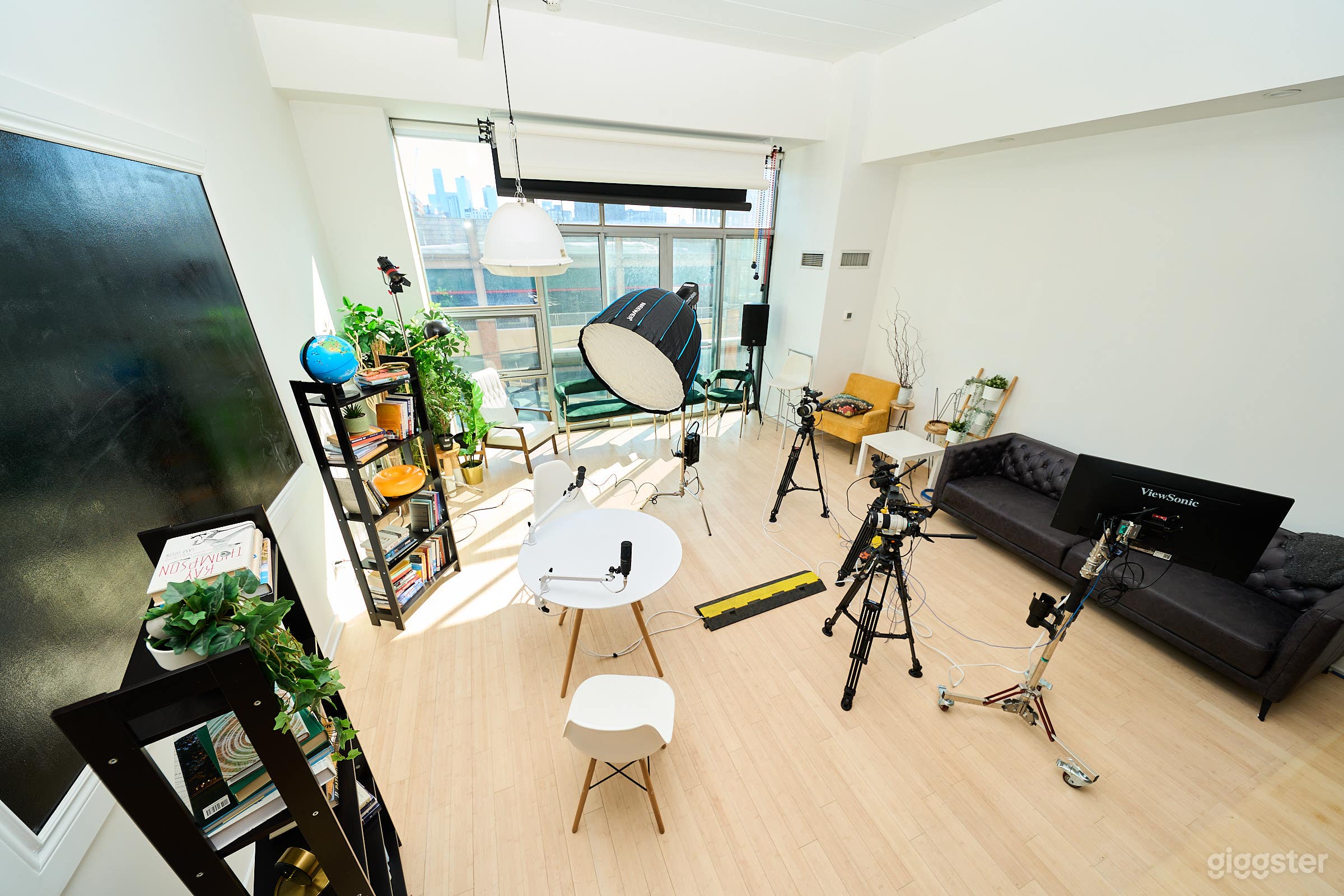 Bright, Loft-Style 1,000 SQ FT Studio Photo 4