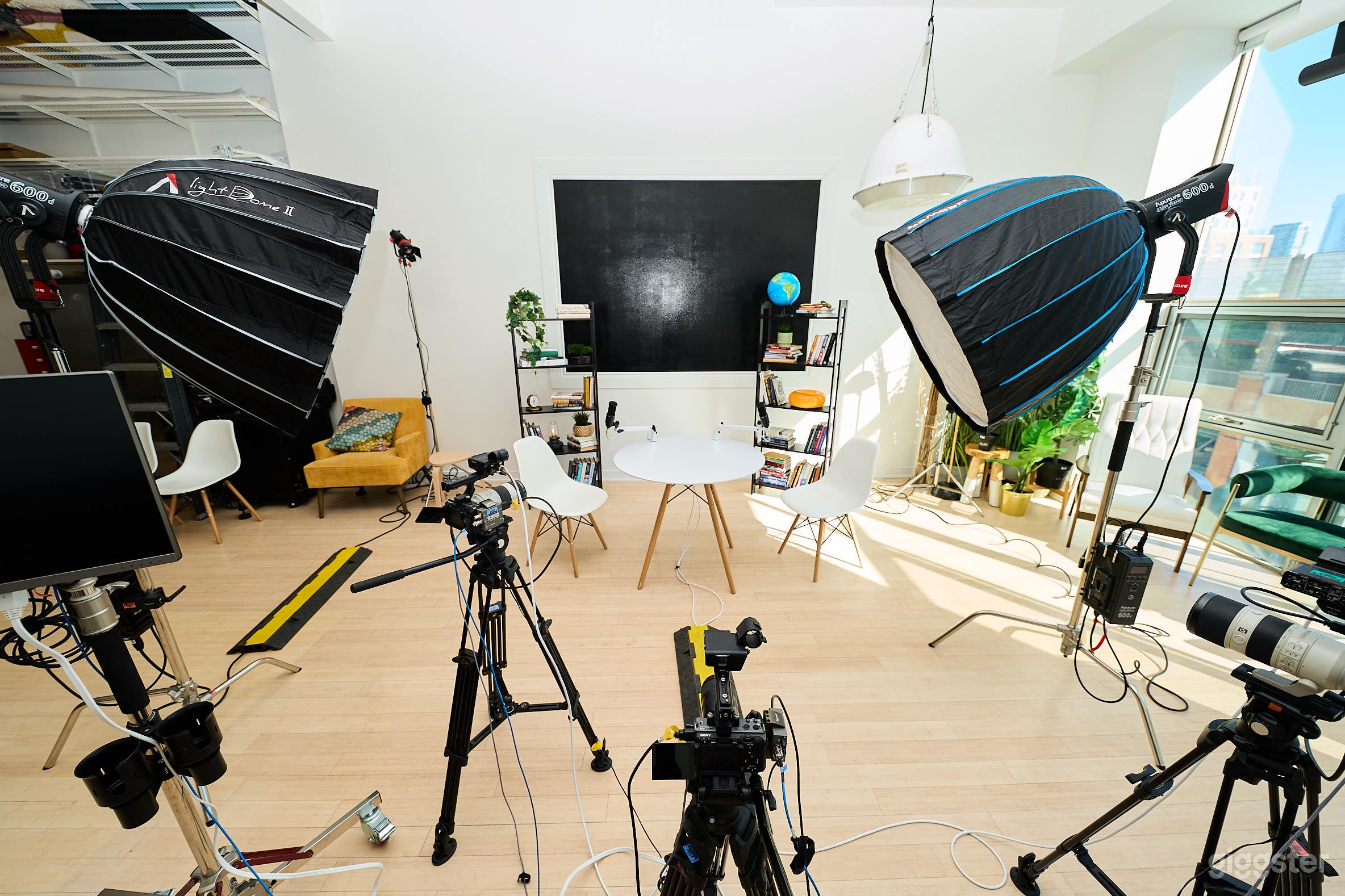 Bright, Loft-Style 1,000 SQ FT Studio Photo 1