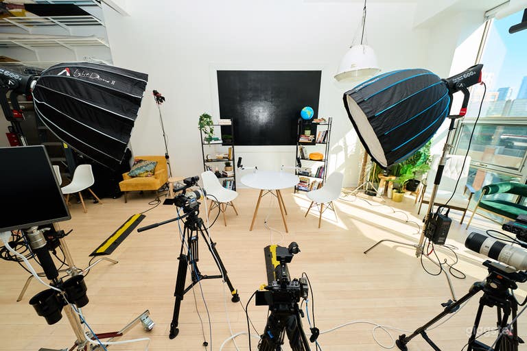  Bright, Loft-Style 1,000 SQ FT Studio 